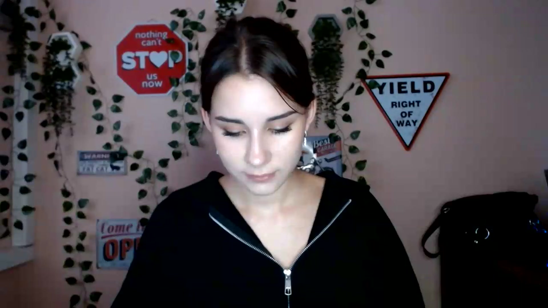 Gallery image thumbnail from Sangria_'s myfreecams stream on, 08/18/2026, 17:22 image 16 of 20