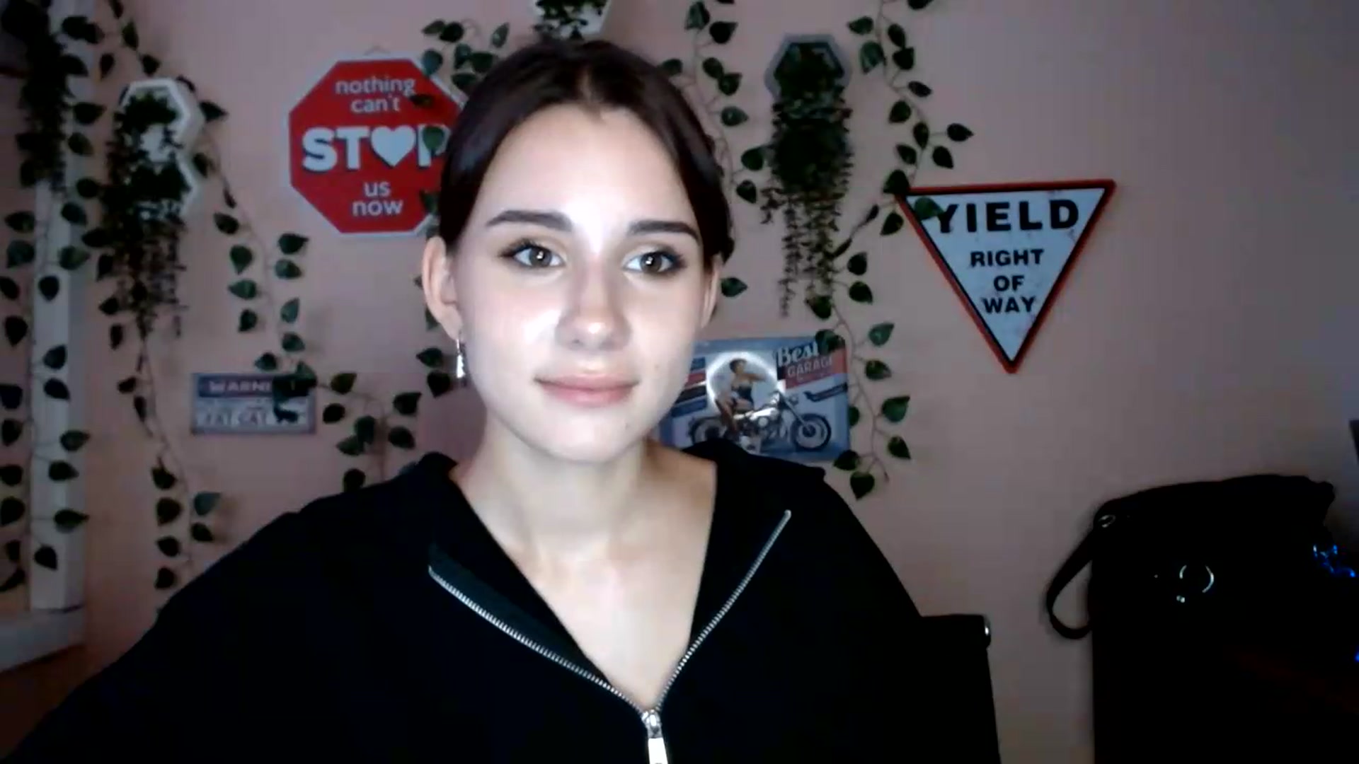 Gallery image thumbnail from Sangria_'s myfreecams stream on, 08/18/2026, 17:22 image 17 of 20
