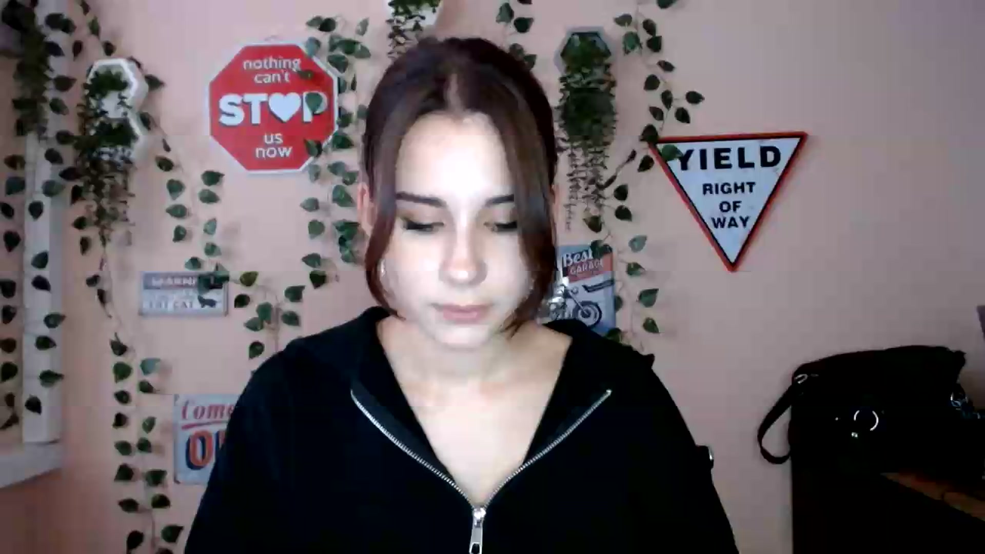 Gallery image thumbnail from Sangria_'s myfreecams stream on, 08/18/2026, 17:22 image 1 of 20