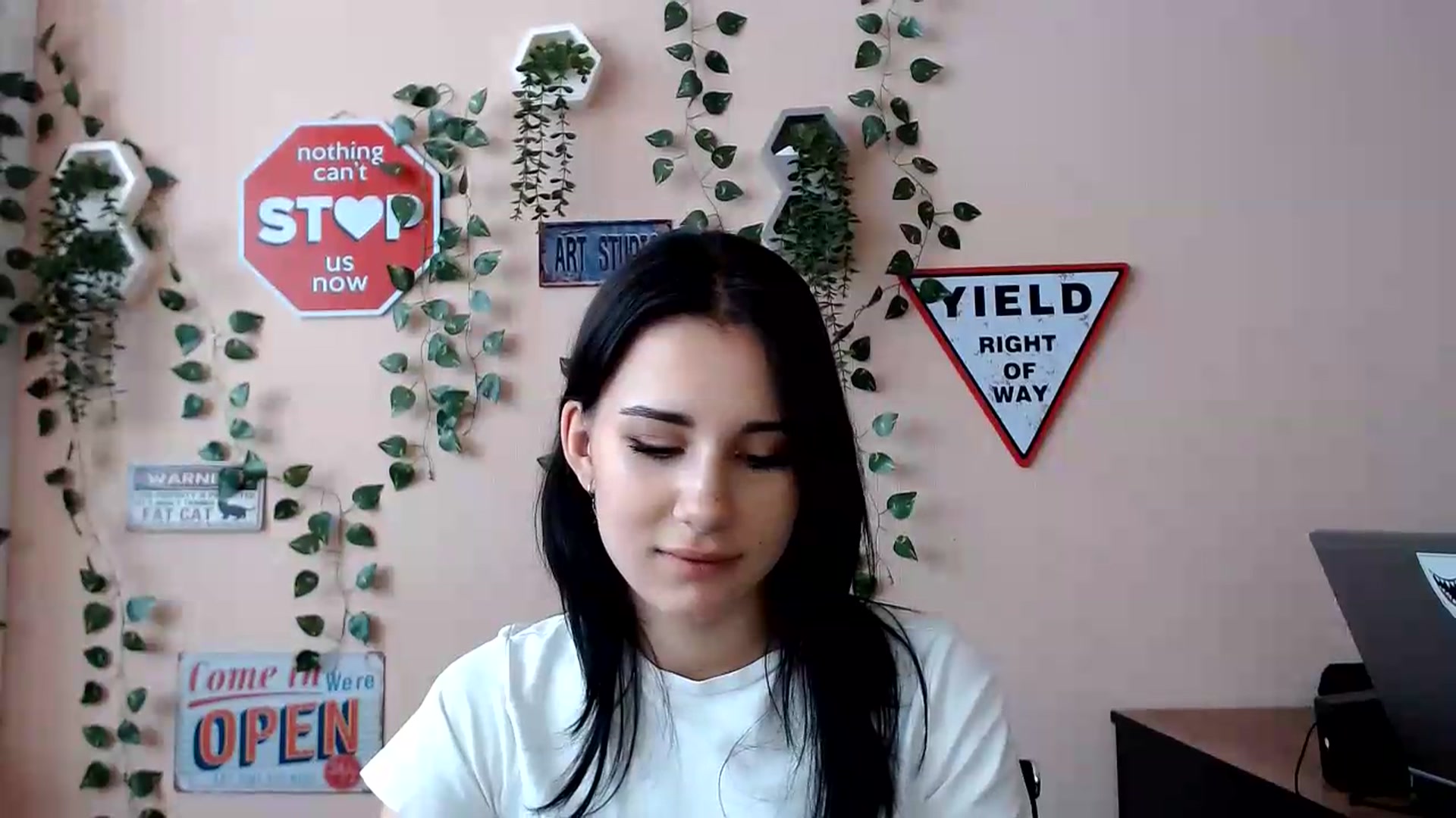 Gallery image thumbnail from Sangria_'s myfreecams stream on, 08/31/2026, 12:21 image 14 of 20