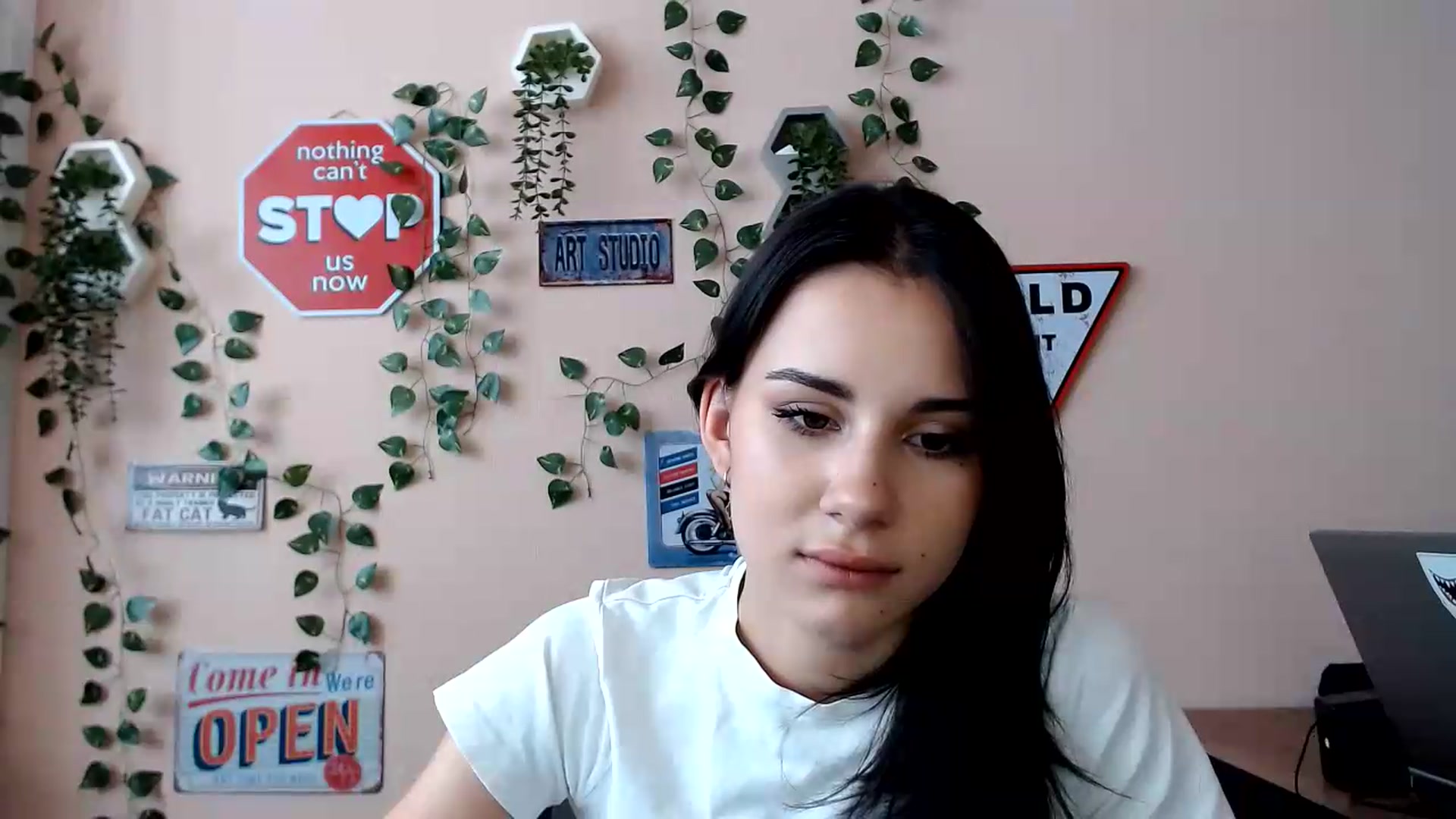 Gallery image thumbnail from Sangria_'s myfreecams stream on, 08/31/2026, 12:21 image 19 of 20