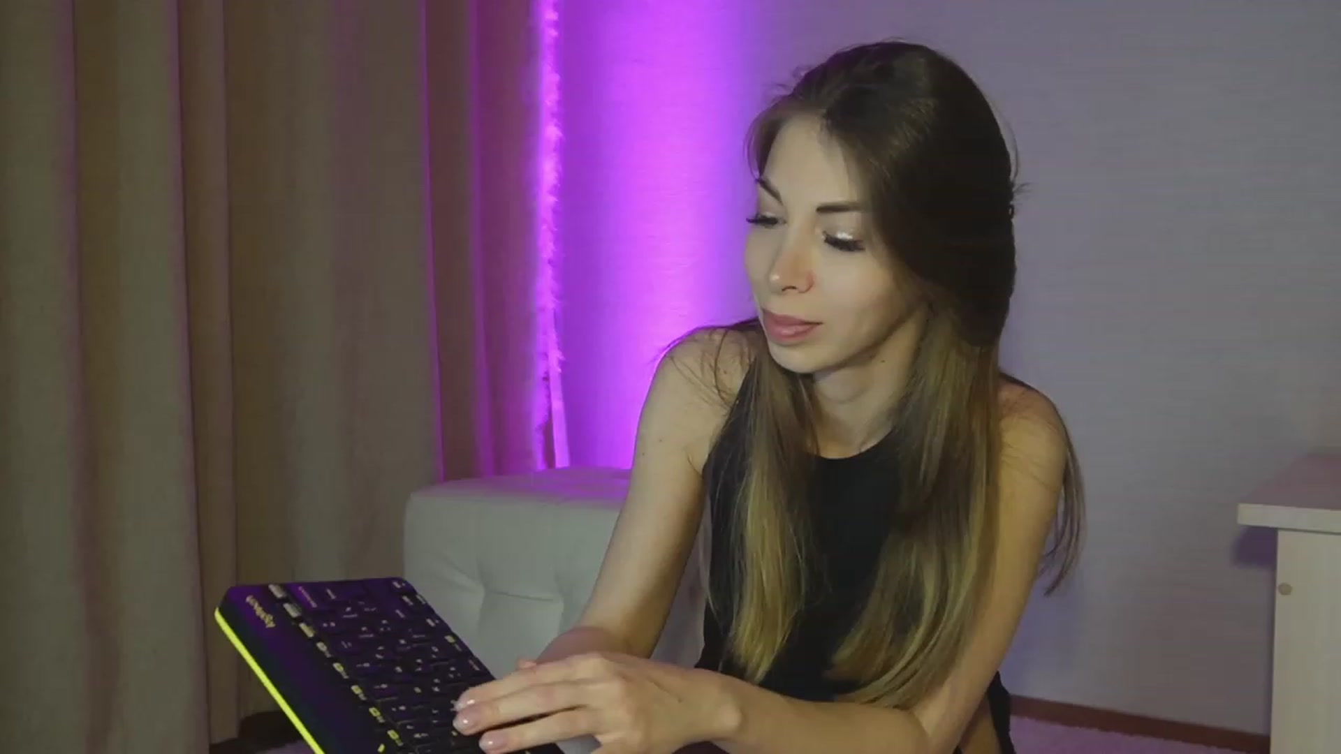 Gallery image thumbnail from Santa_bb's myfreecams stream on, 04/16/2023, 20:22 image 16 of 20