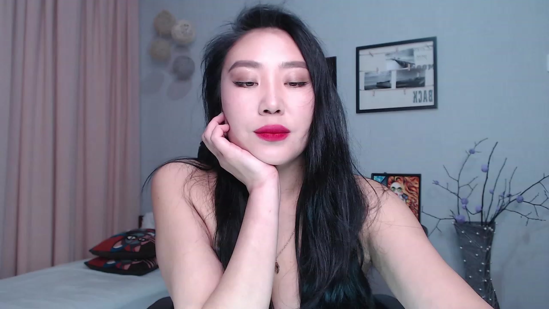 Gallery image thumbnail from SaoriYing's myfreecams stream on, 12/01/2022, 13:00 image 2 of 20