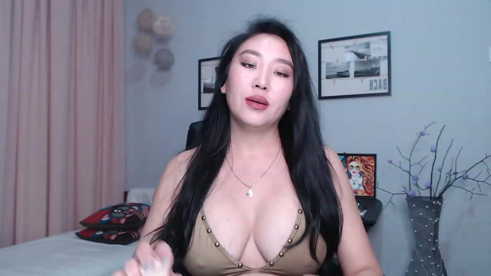Gallery image thumbnail from SaoriYing's myfreecams stream on, 12/01/2022, 13:00 image 13 of 20