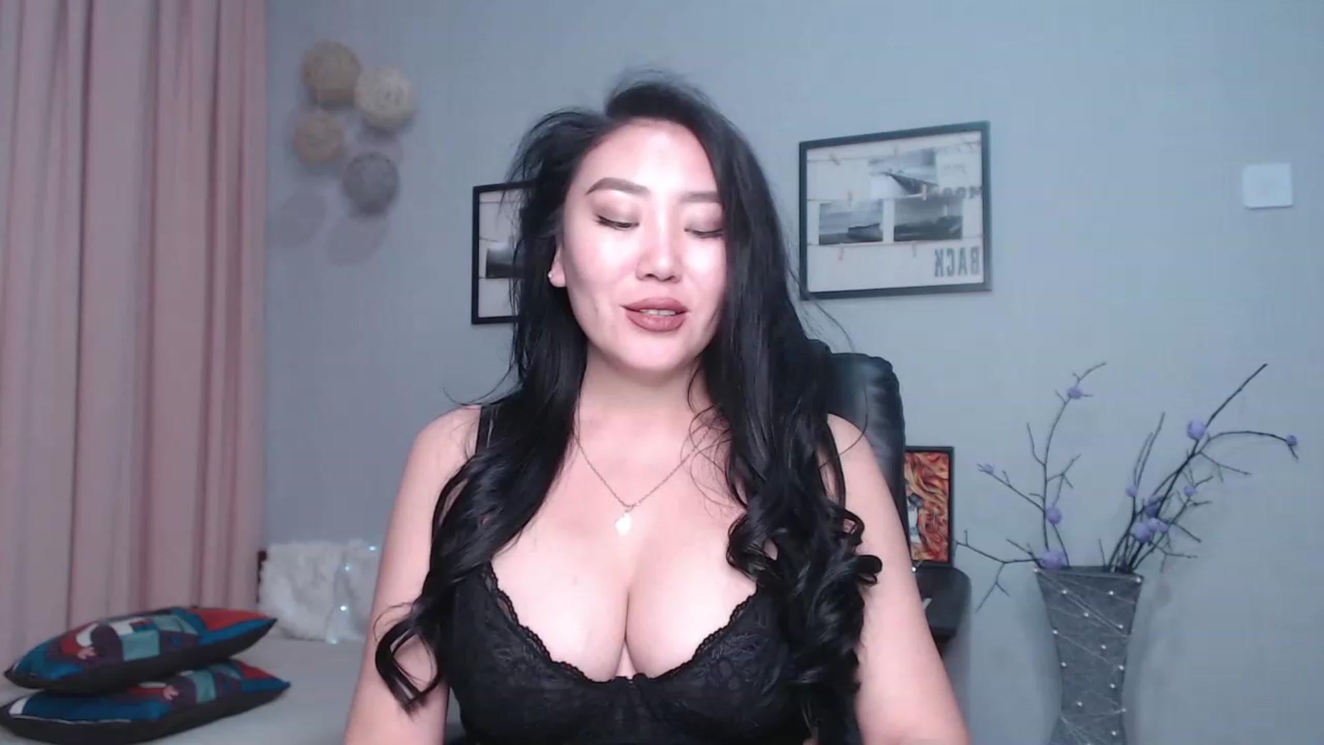 Gallery image thumbnail from SaoriYing's myfreecams stream on, 12/04/2022, 15:34 image 1 of 20
