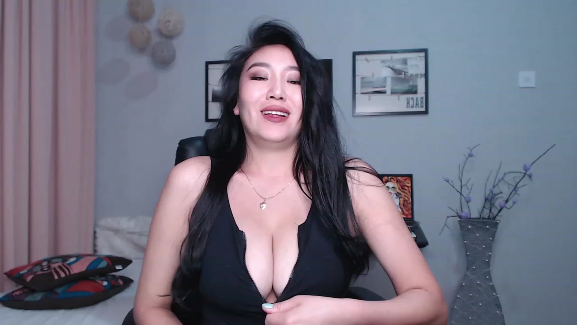 Gallery image thumbnail from SaoriYing's myfreecams stream on, 12/21/2022, 14:08 image 8 of 20