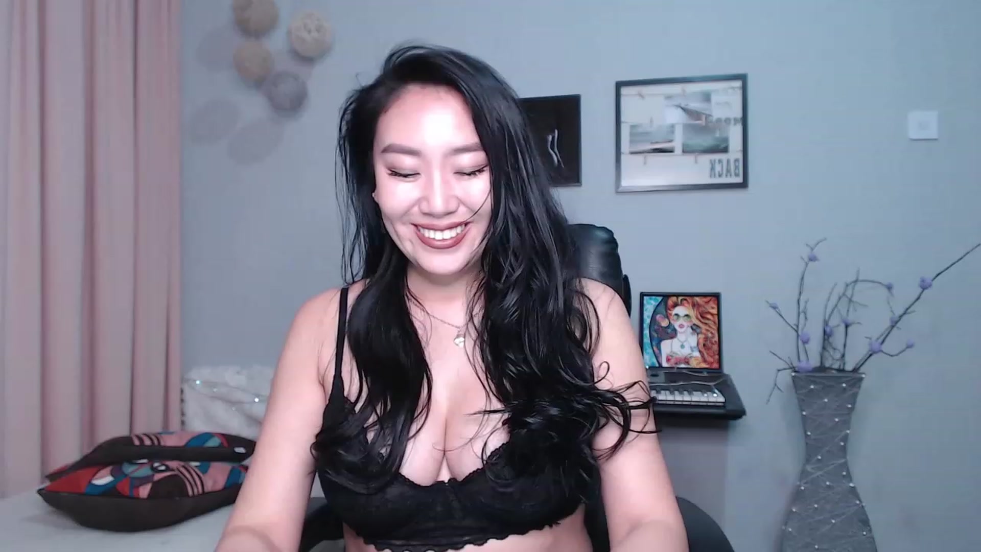 Gallery image thumbnail from SaoriYing's myfreecams stream on, 12/22/2022, 14:03 image 6 of 20