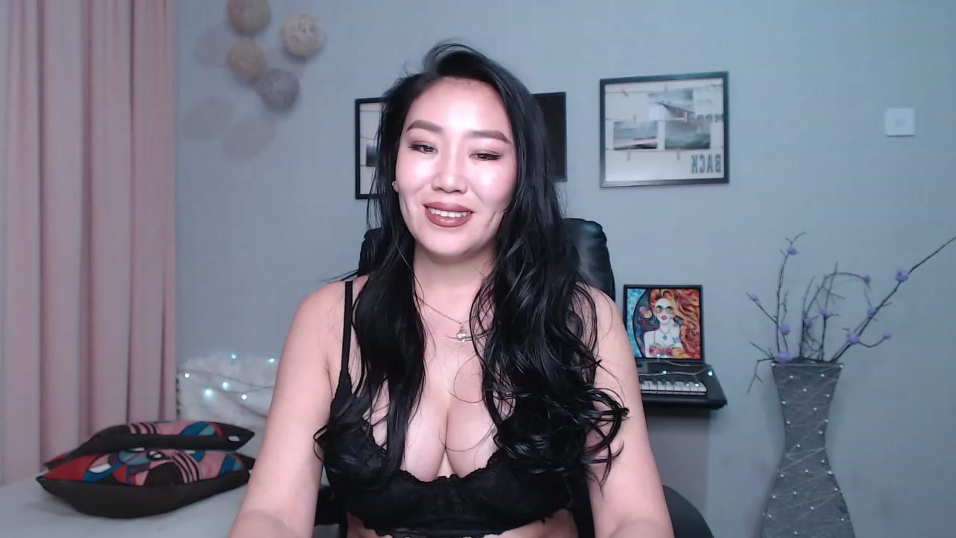 Gallery image thumbnail from SaoriYing's myfreecams stream on, 12/22/2022, 14:03 image 3 of 20
