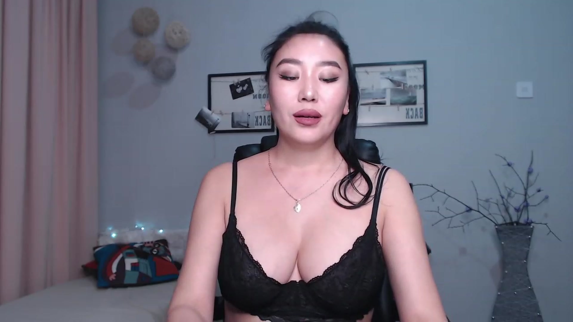 Gallery image thumbnail from SaoriYing's myfreecams stream on, 01/02/2023, 14:44 image 15 of 20