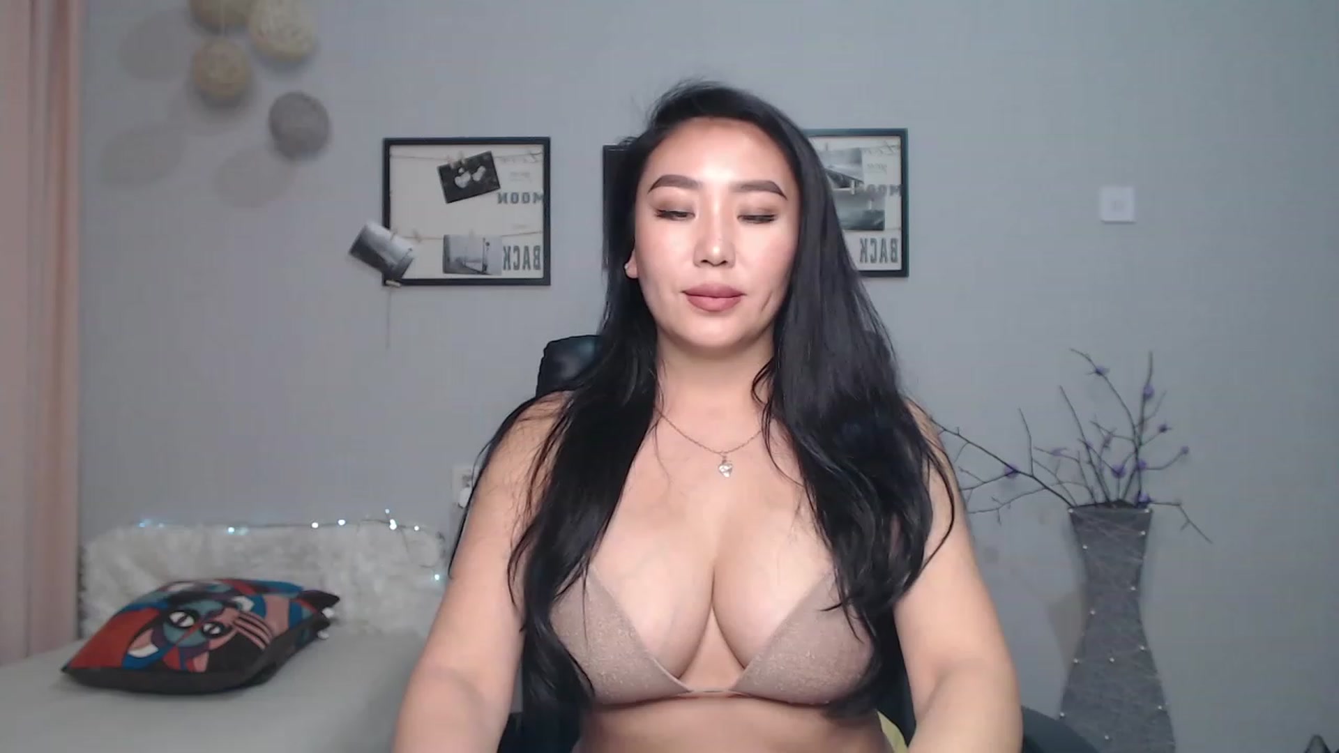 Gallery image thumbnail from SaoriYing's myfreecams stream on, 01/12/2023, 12:21 image 13 of 20