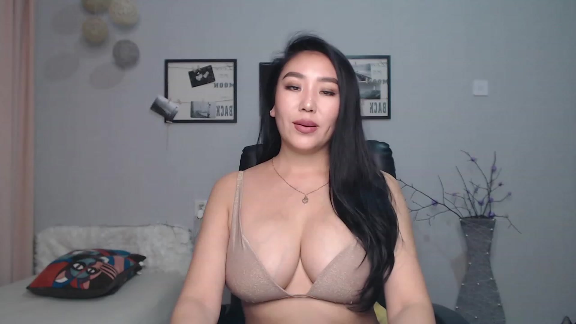 Gallery image thumbnail from SaoriYing's myfreecams stream on, 01/12/2023, 12:21 image 12 of 20