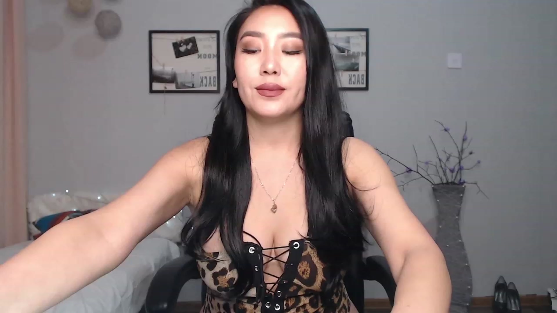 Gallery image thumbnail from SaoriYing's myfreecams stream on, 01/18/2023, 13:48 image 1 of 20