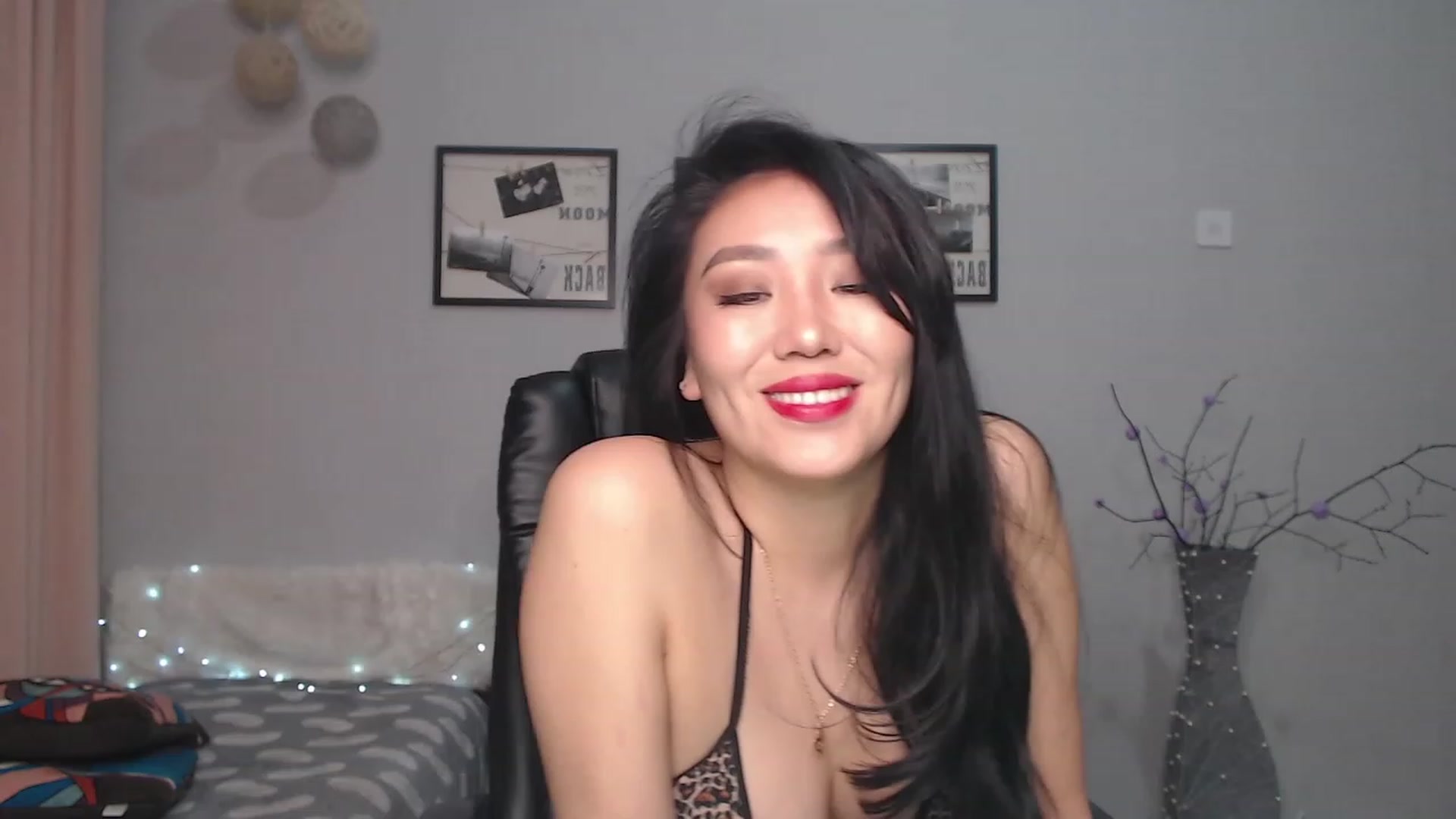 Gallery image thumbnail from SaoriYing's myfreecams stream on, 03/06/2023, 13:20 image 8 of 20