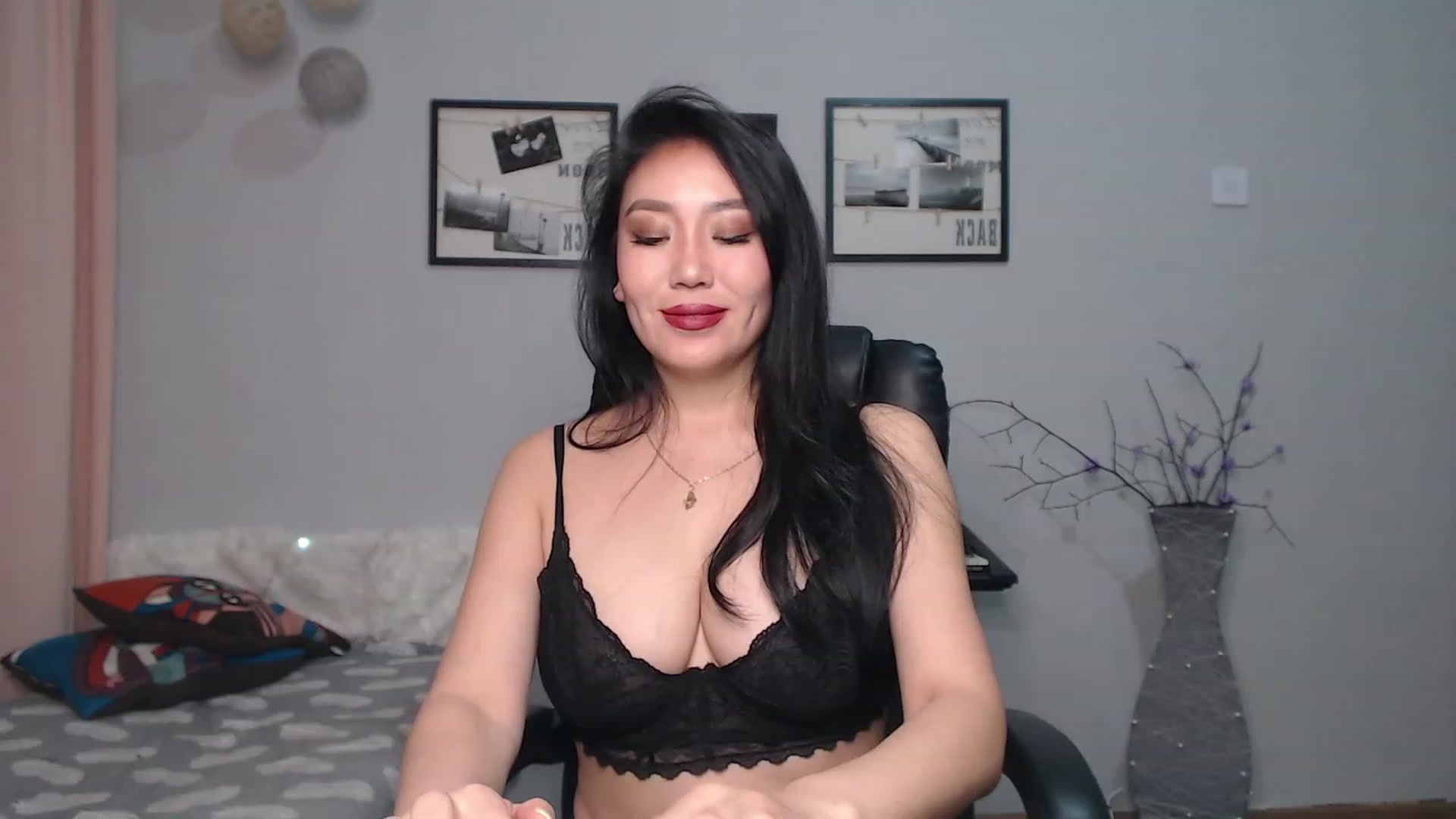 Gallery image thumbnail from SaoriYing's myfreecams stream on, 04/10/2023, 13:40 image 11 of 20