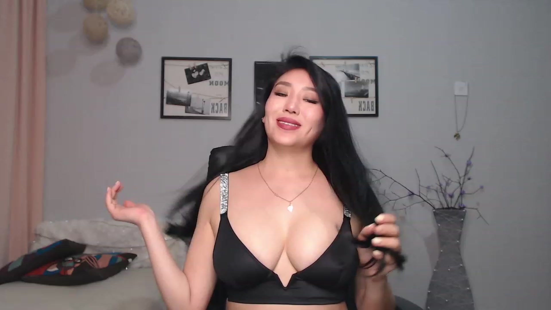 Gallery image thumbnail from SaoriYing's myfreecams stream on, 04/12/2023, 14:00 image 19 of 20