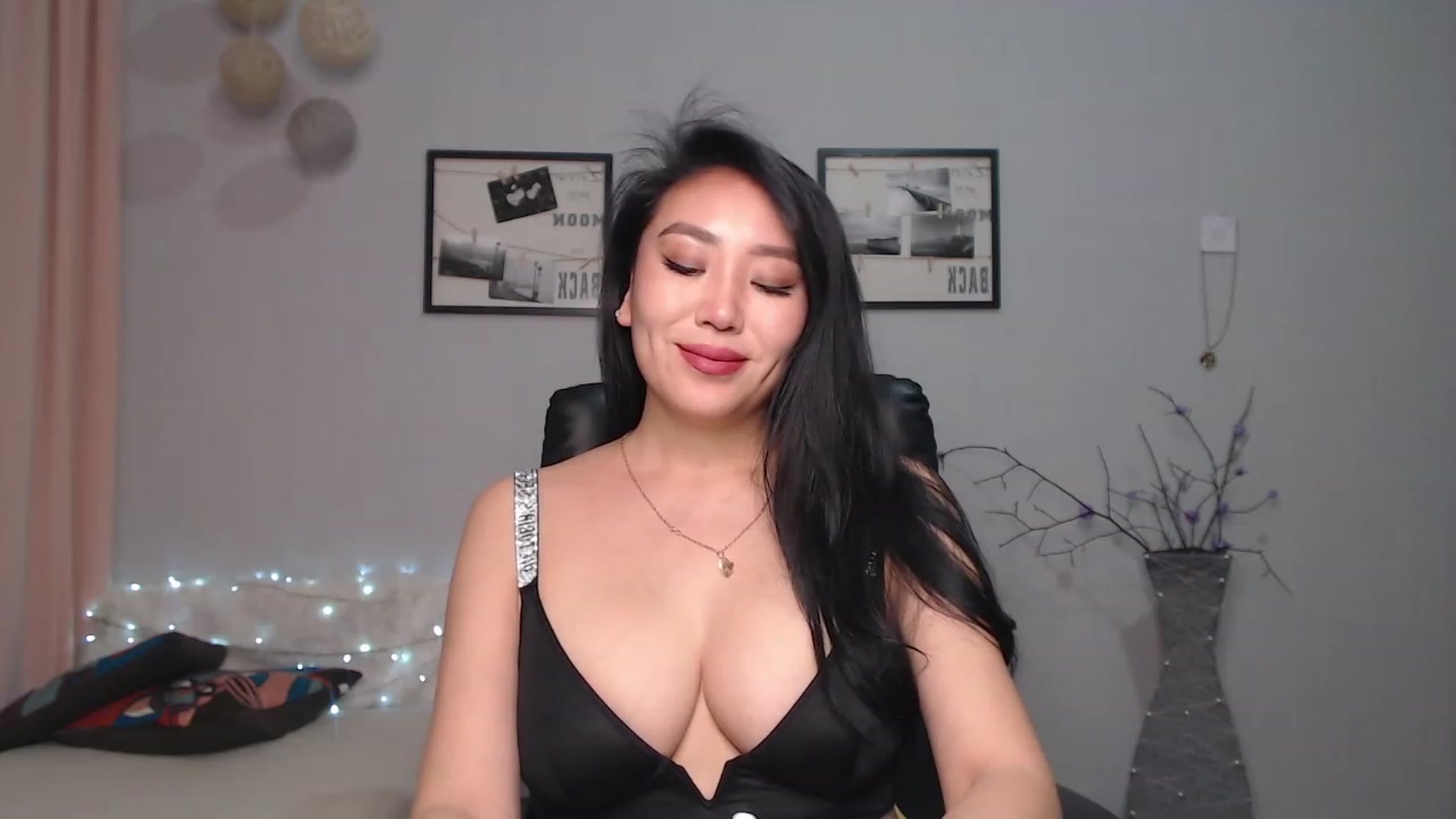 Gallery image thumbnail from SaoriYing's myfreecams stream on, 04/12/2023, 14:00 image 18 of 20