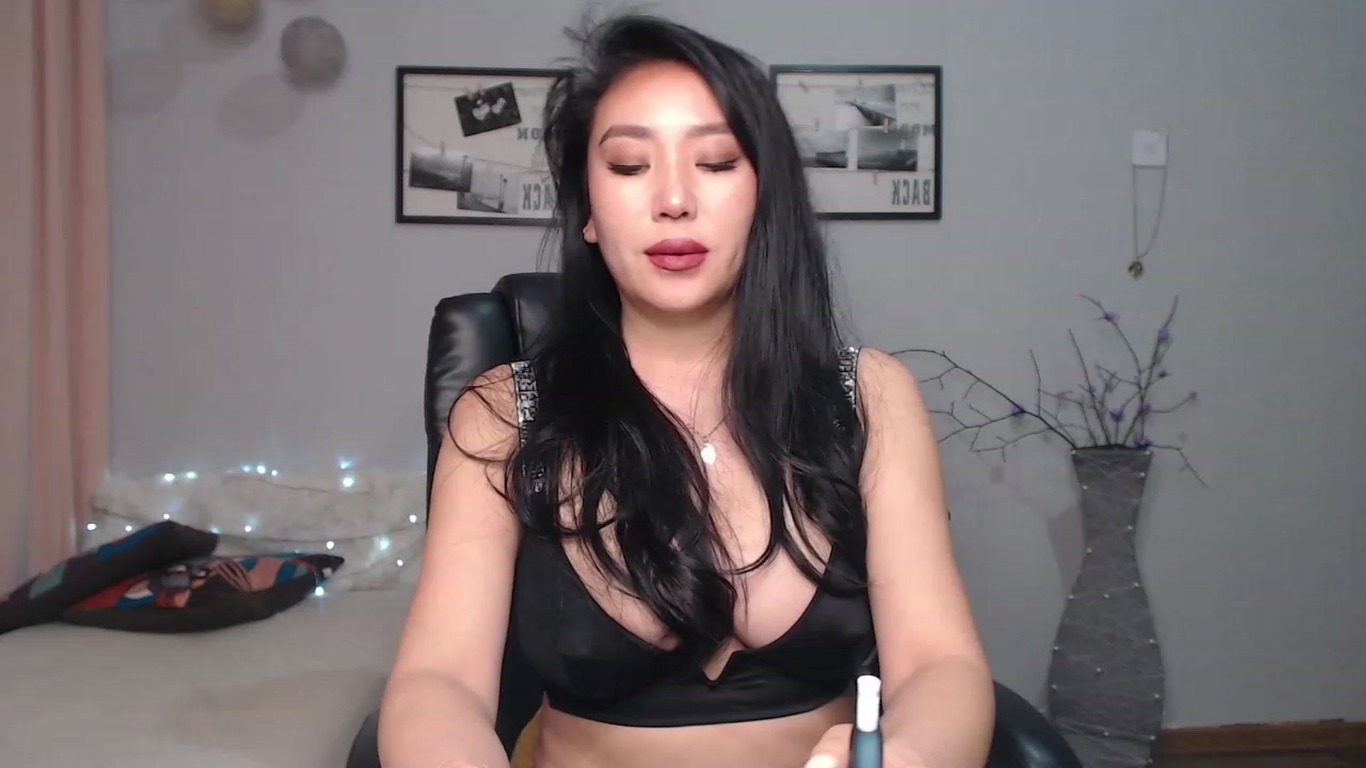 Gallery image thumbnail from SaoriYing's myfreecams stream on, 04/12/2023, 14:00 image 5 of 20