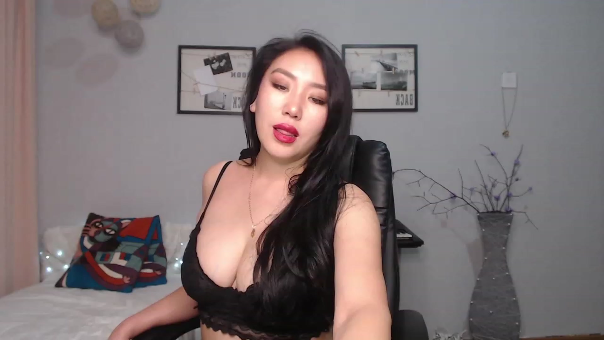 Gallery image thumbnail from SaoriYing's myfreecams stream on, 04/30/2023, 12:28 image 18 of 20