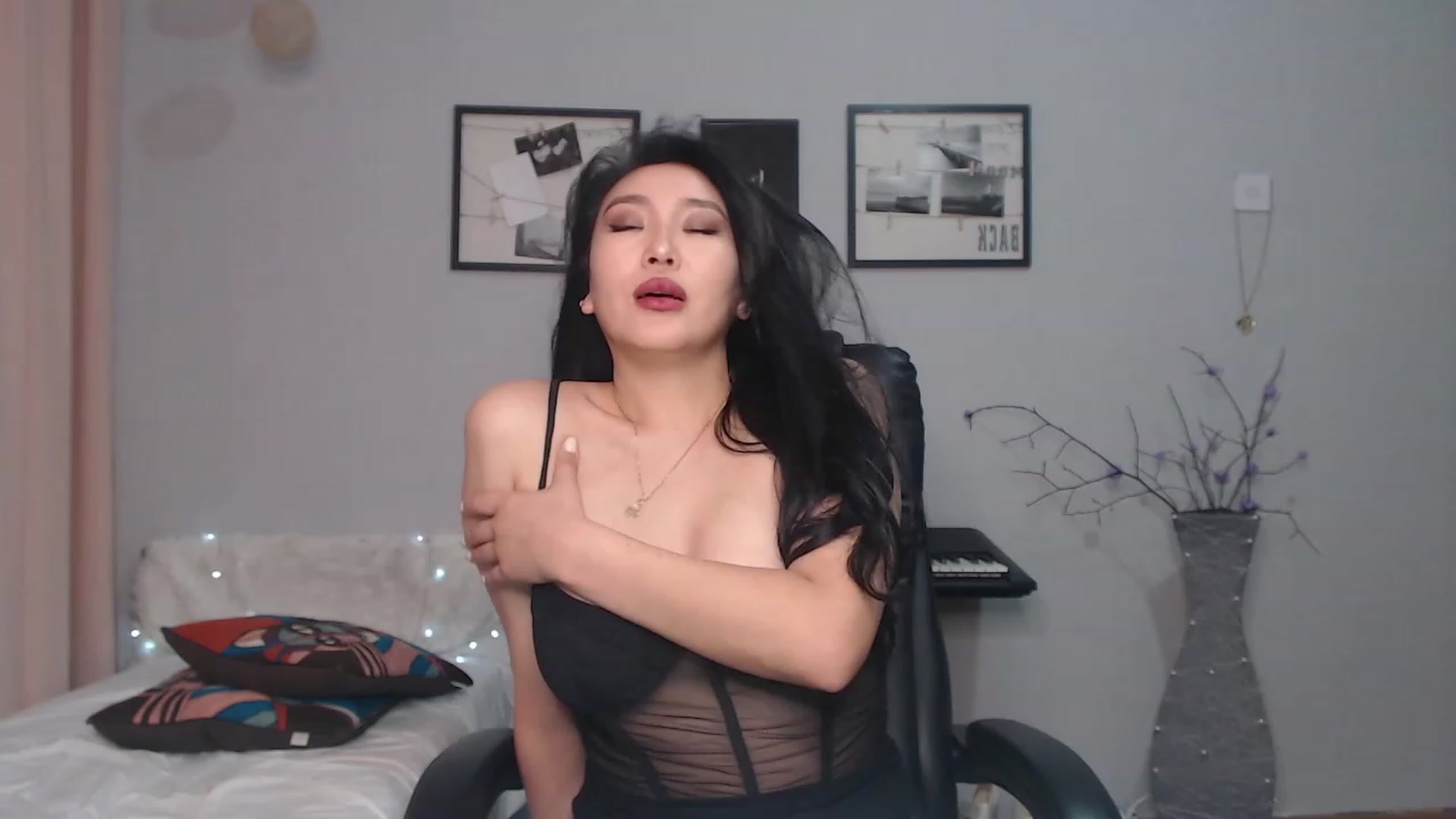Gallery image thumbnail from SaoriYing's myfreecams stream on, 05/18/2023, 12:55 image 15 of 20