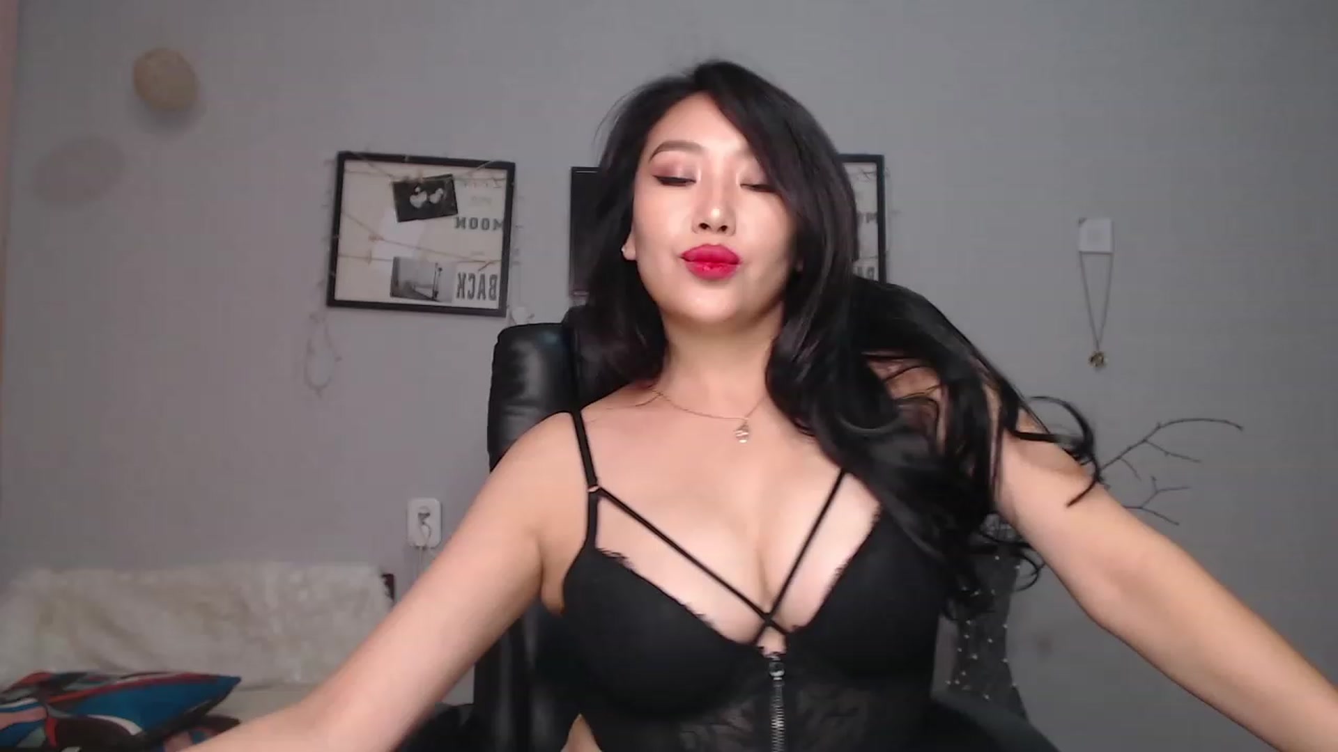 Gallery image thumbnail from SaoriYing's myfreecams stream on, 09/25/2023, 12:24 image 8 of 20