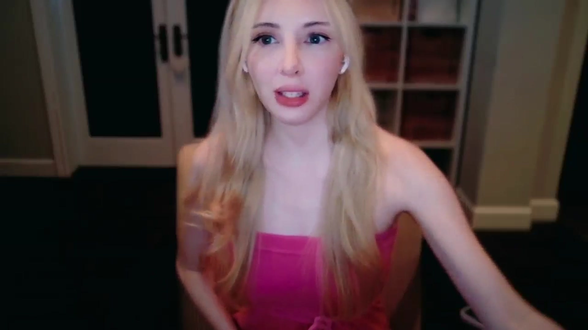 Gallery image thumbnail from Sapphire_Swan's myfreecams stream on, 09/09/2025, 04:09 image 3 of 20
