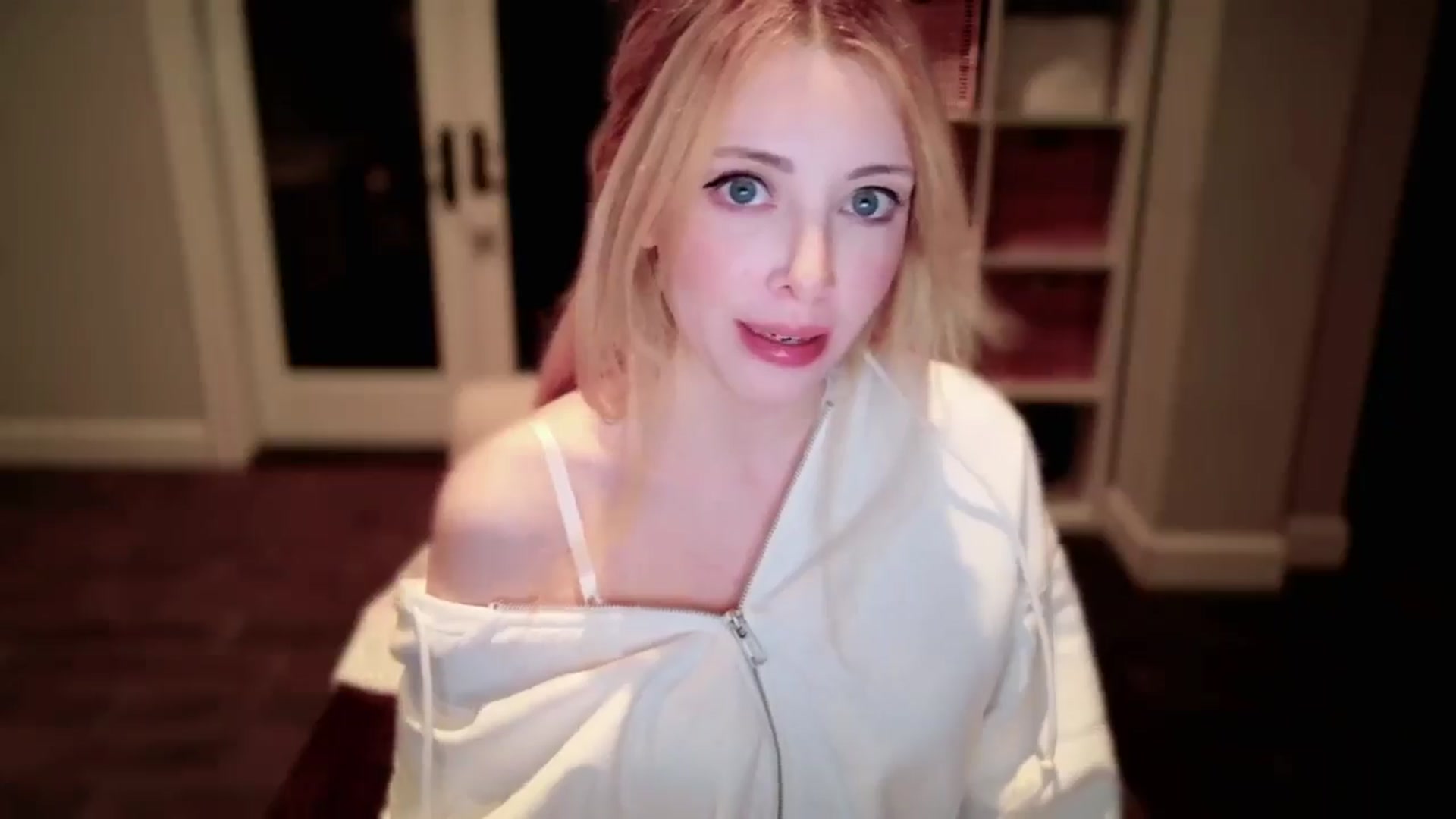 Gallery image thumbnail from Sapphire_Swan's myfreecams stream on, 10/04/2025, 05:07 image 4 of 20