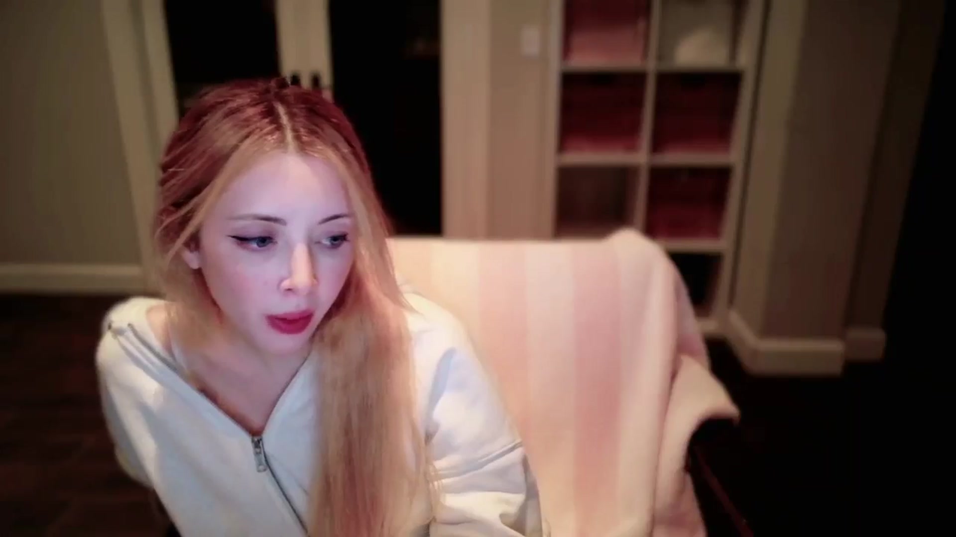 Gallery image thumbnail from Sapphire_Swan's myfreecams stream on, 10/04/2025, 05:07 image 19 of 20