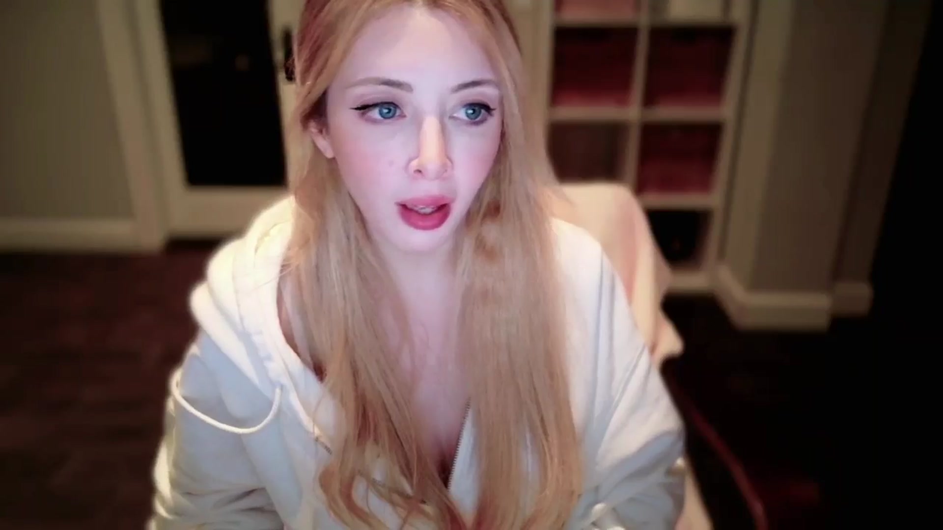 Gallery image thumbnail from Sapphire_Swan's myfreecams stream on, 10/04/2025, 05:07 image 7 of 20