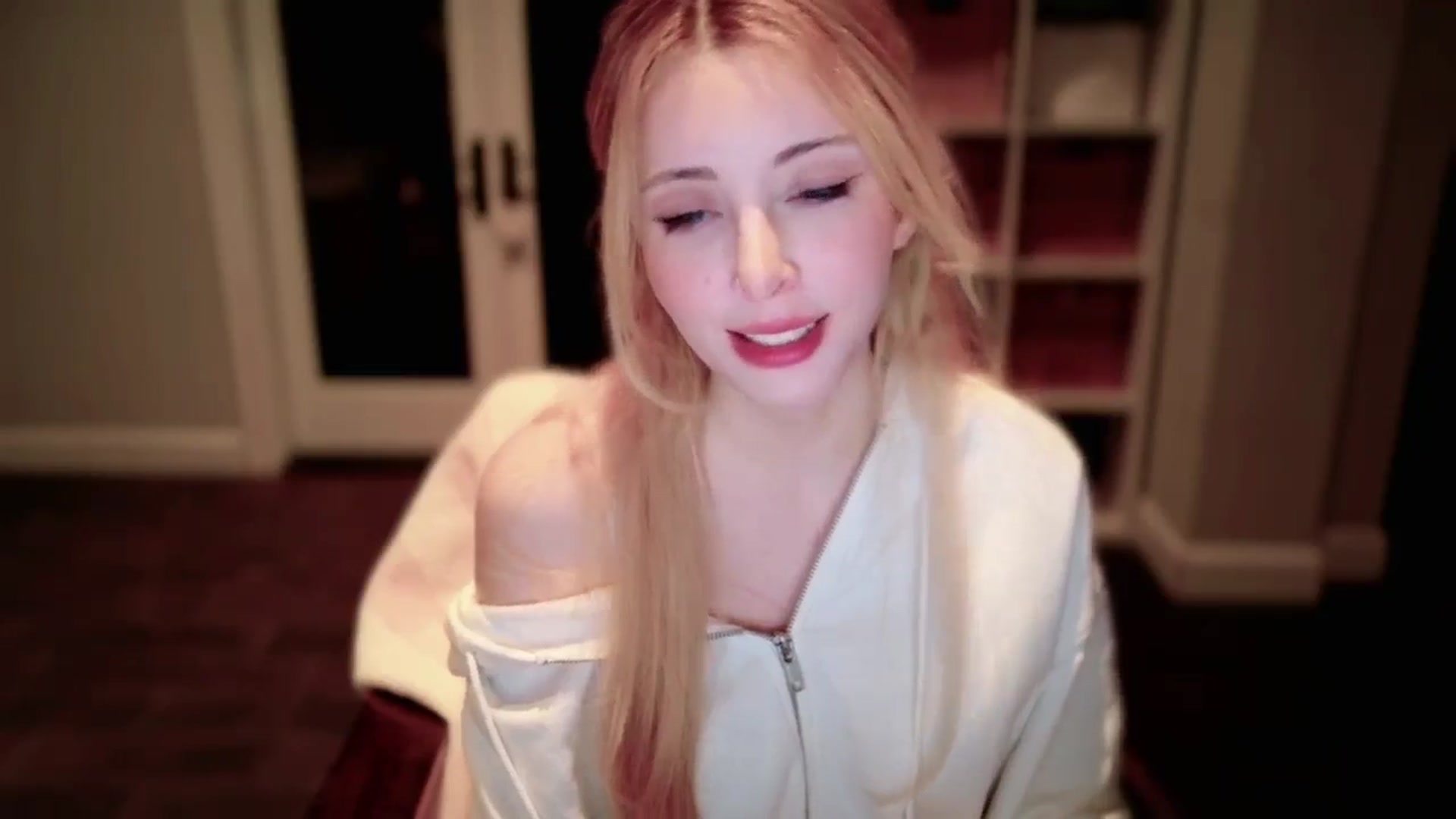 Gallery image thumbnail from Sapphire_Swan's myfreecams stream on, 10/04/2025, 05:07 image 15 of 20