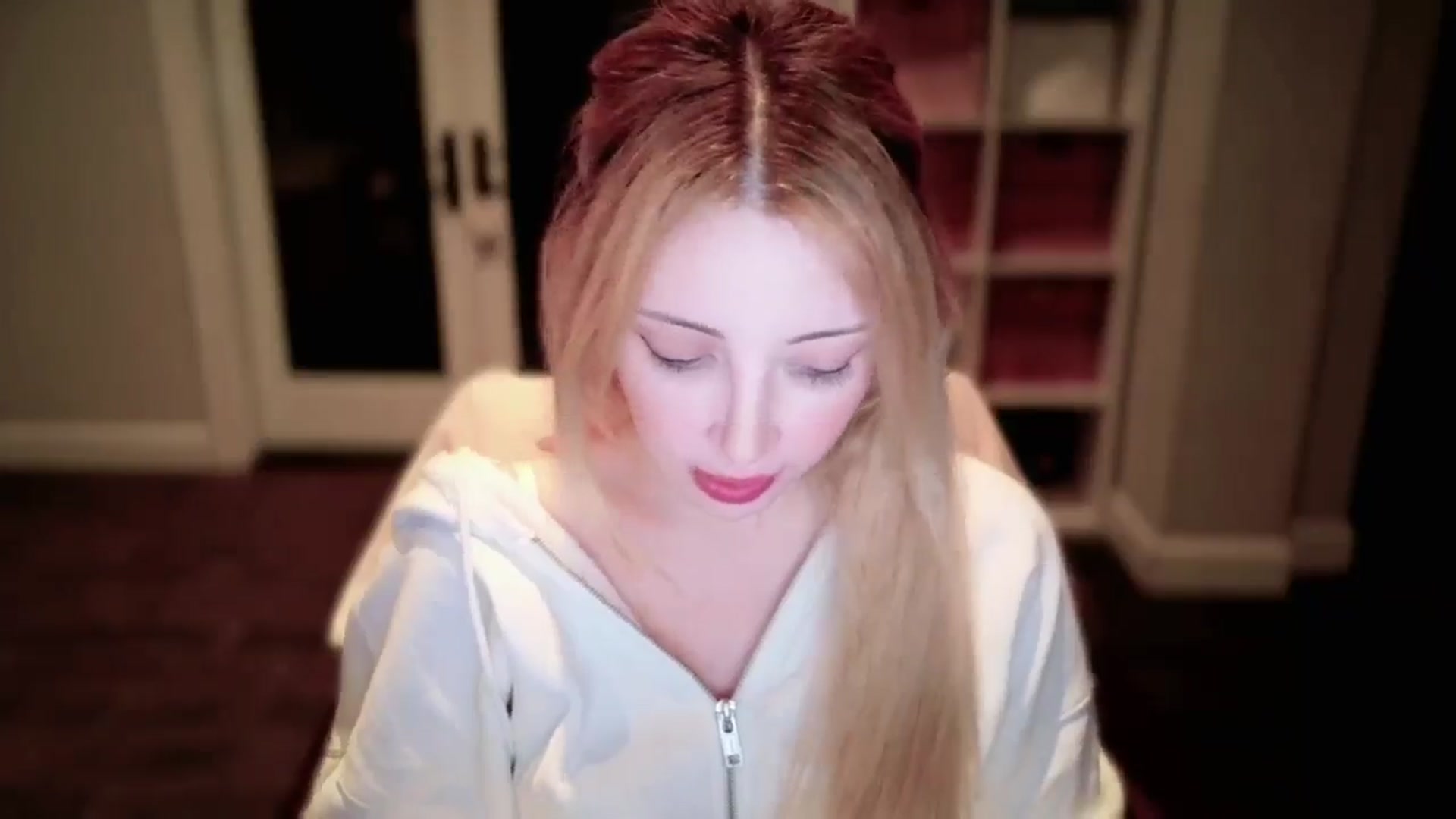 Gallery image thumbnail from Sapphire_Swan's myfreecams stream on, 10/04/2025, 05:07 image 12 of 20