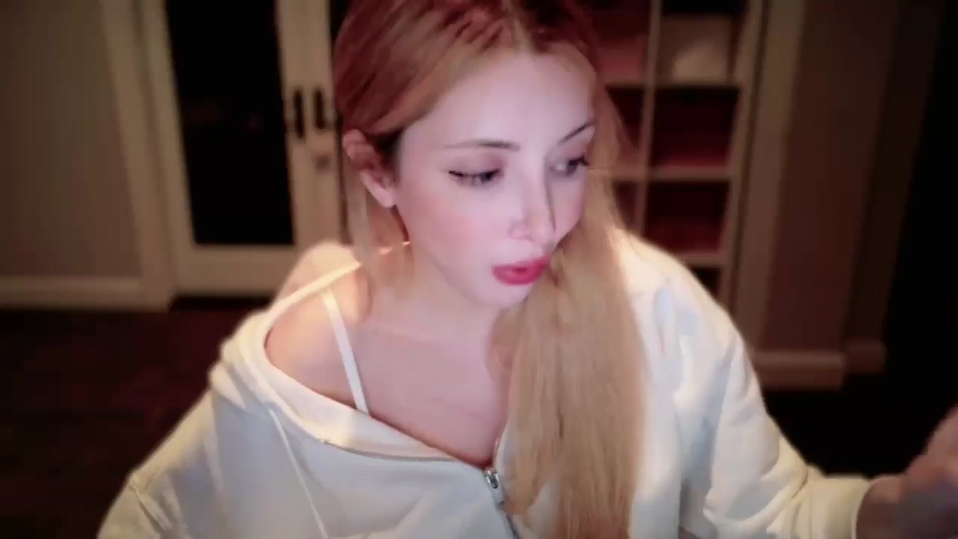 Gallery image thumbnail from Sapphire_Swan's myfreecams stream on, 10/04/2025, 05:07 image 10 of 20