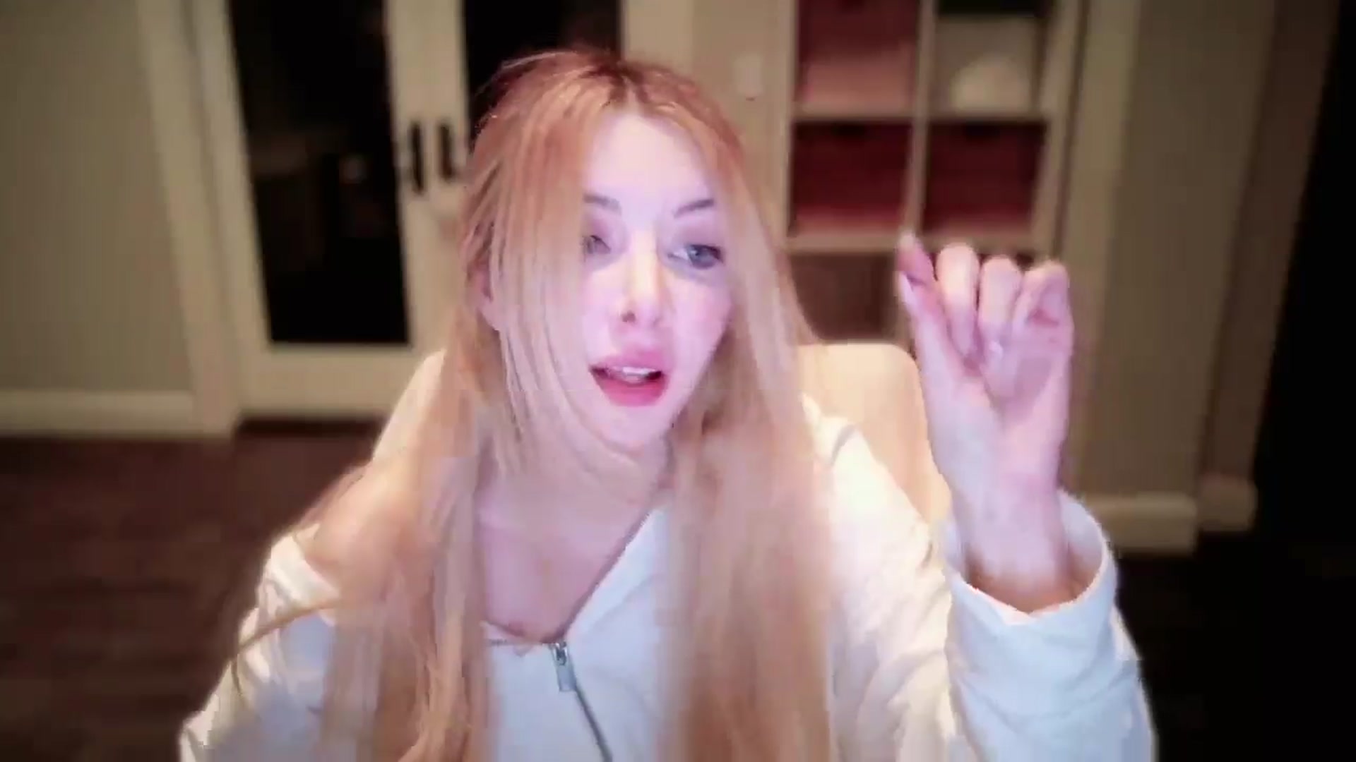 Gallery image thumbnail from Sapphire_Swan's myfreecams stream on, 10/04/2025, 05:07 image 6 of 20