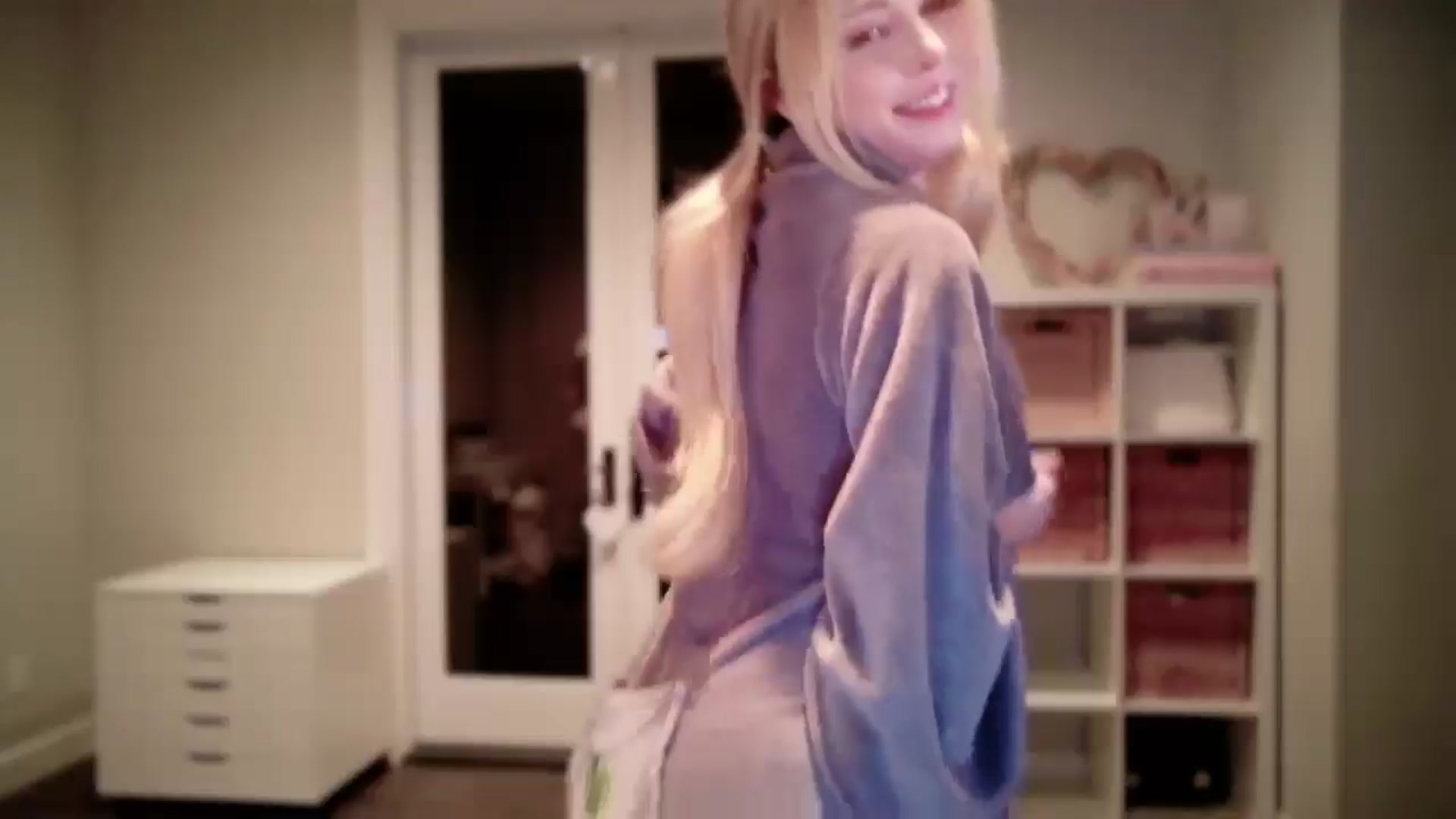 Gallery image thumbnail from Sapphire_Swan's myfreecams stream on, 10/15/2025, 04:55 image 14 of 20