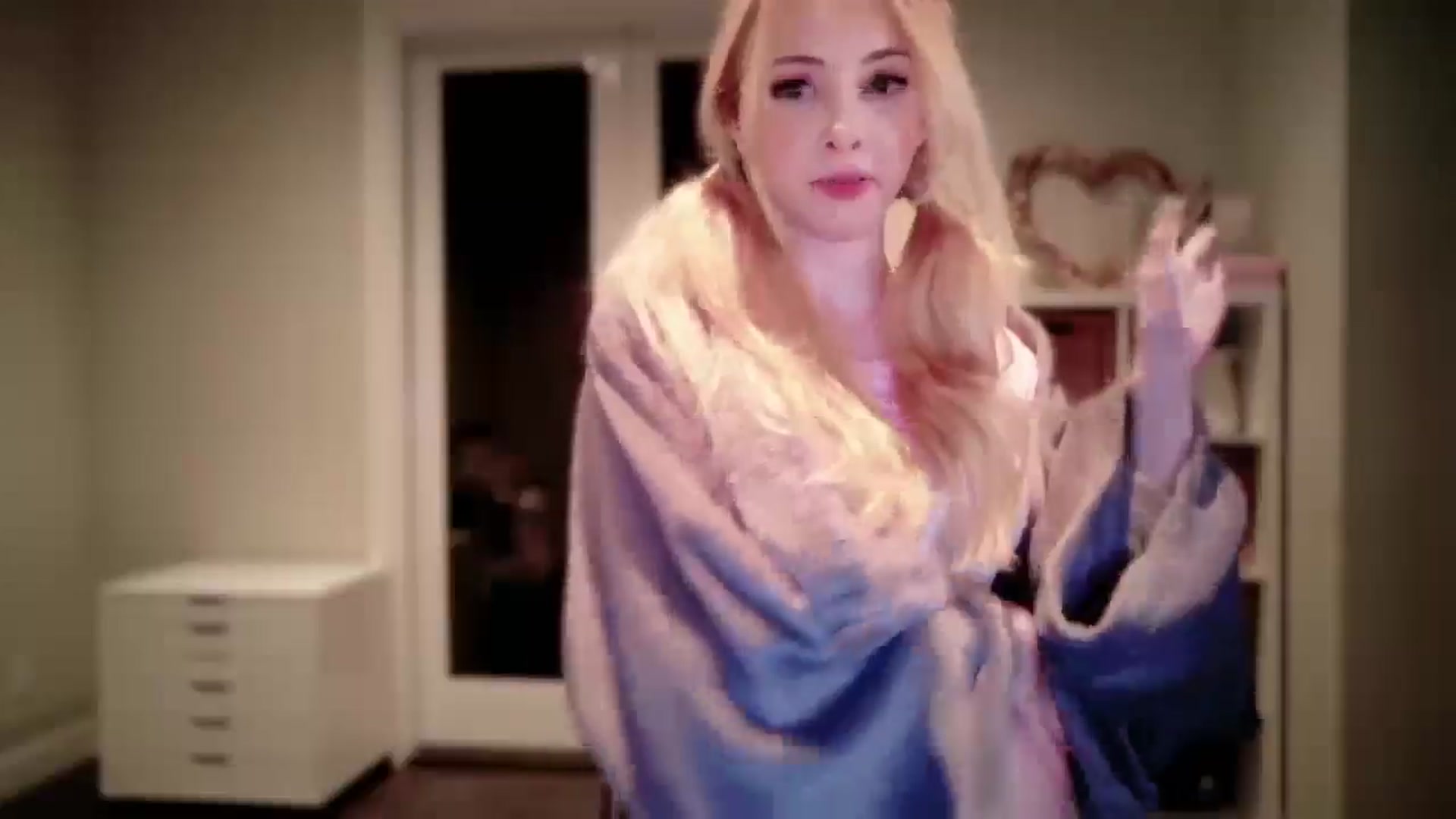 Gallery image thumbnail from Sapphire_Swan's myfreecams stream on, 10/15/2025, 04:55 image 17 of 20