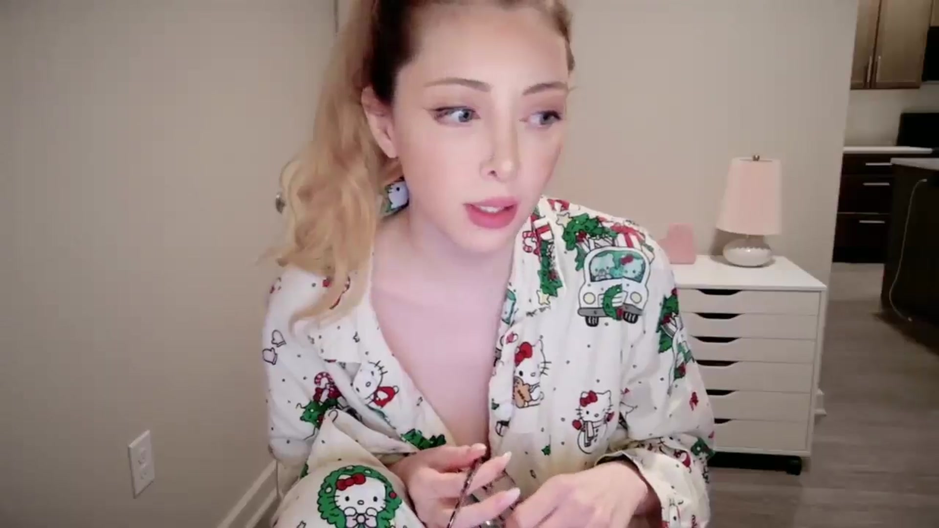 Gallery image thumbnail from Sapphire_Swan's myfreecams stream on, 01/05/2026, 01:45 image 6 of 20