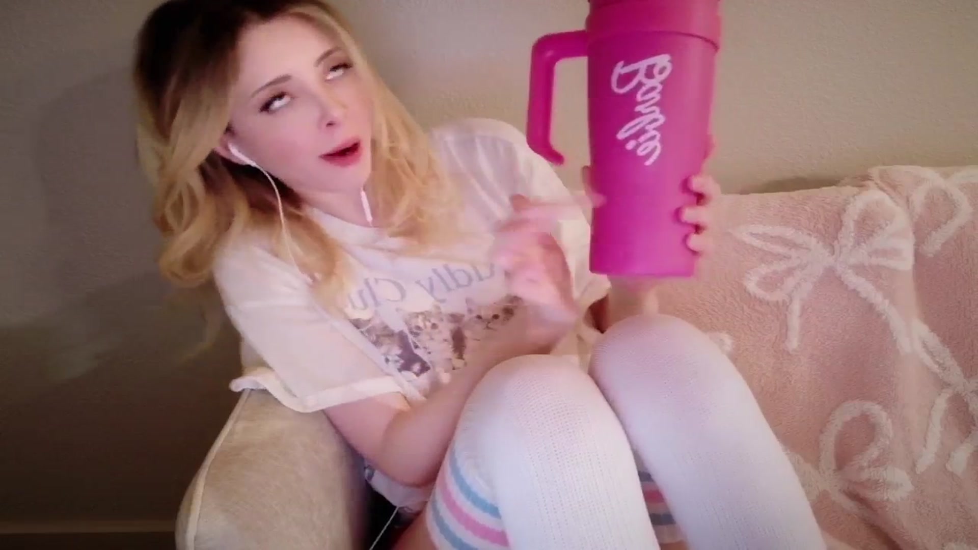 Gallery image thumbnail from Sapphire_Swan's myfreecams stream on, 04/13/2026, 04:18 image 8 of 20