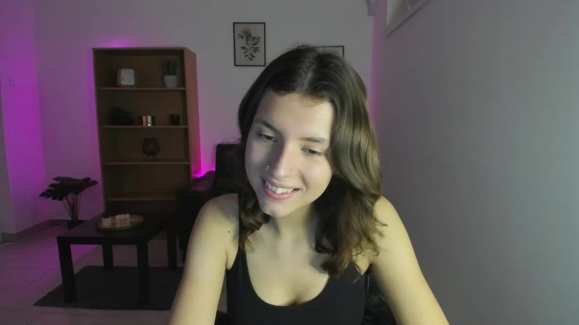 Gallery image thumbnail from SaraJaay18's myfreecams stream on, 12/04/2022, 11:26 image 4 of 20