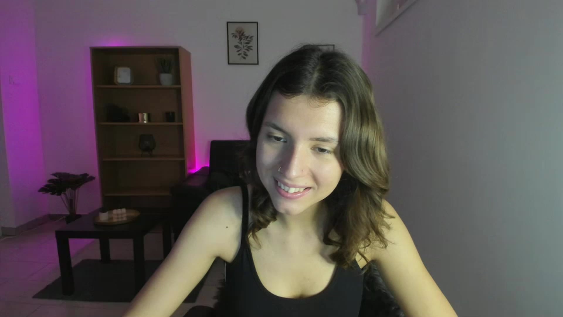 Gallery image thumbnail from SaraJaay18's myfreecams stream on, 12/04/2022, 11:26 image 9 of 20
