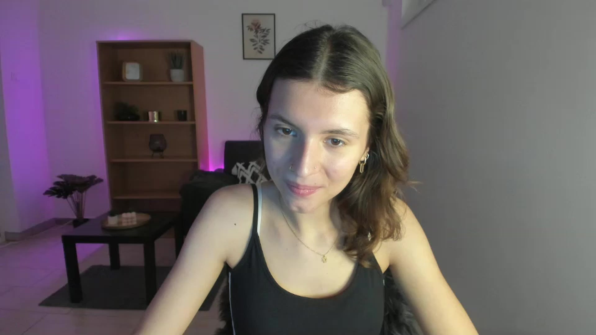 Gallery image thumbnail from SaraJaay18's myfreecams stream on, 12/19/2022, 11:08 image 7 of 20
