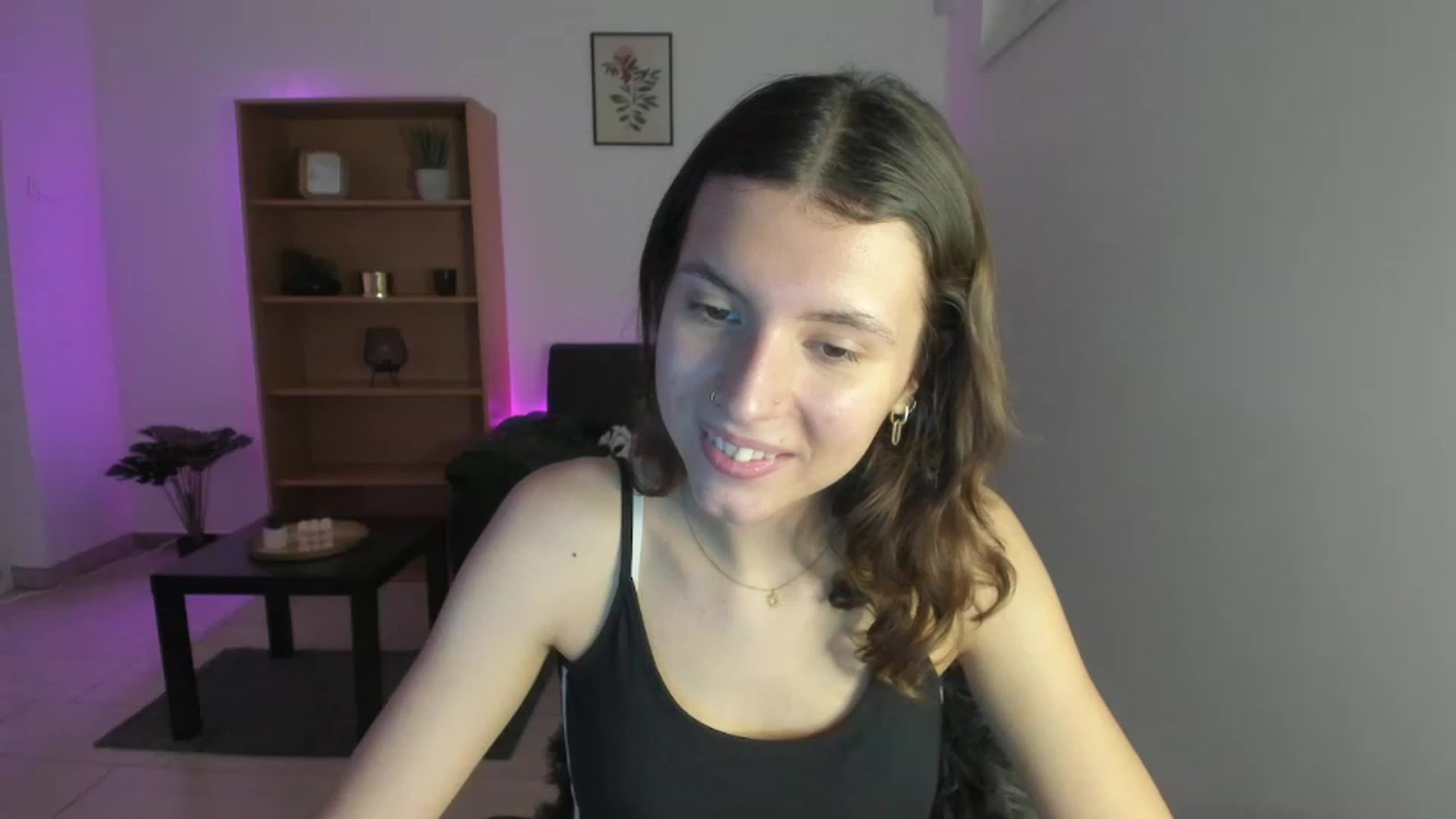 Gallery image thumbnail from SaraJaay18's myfreecams stream on, 12/19/2022, 11:08 image 18 of 20