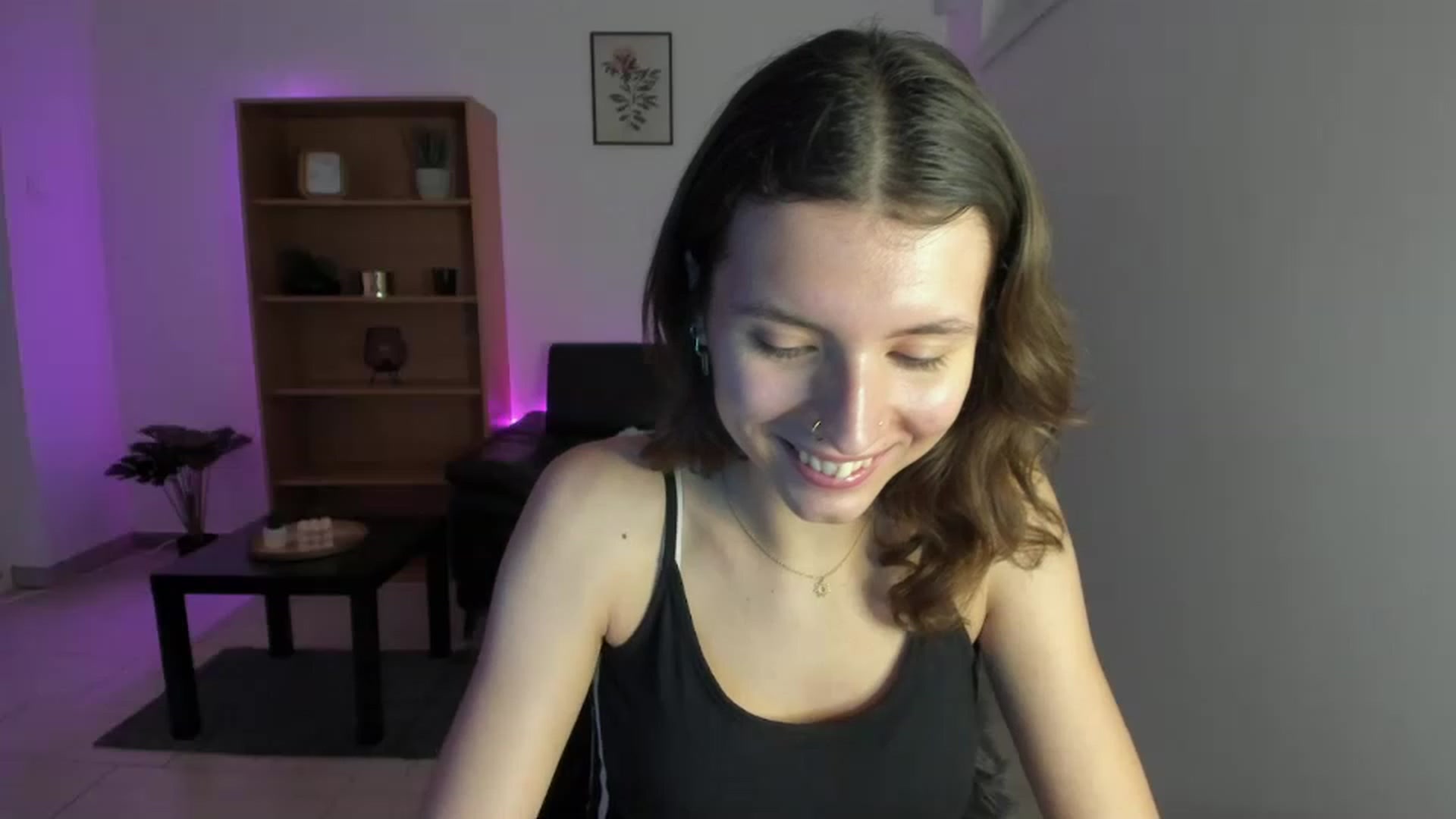 Gallery image thumbnail from SaraJaay18's myfreecams stream on, 12/19/2022, 13:37 image 20 of 20