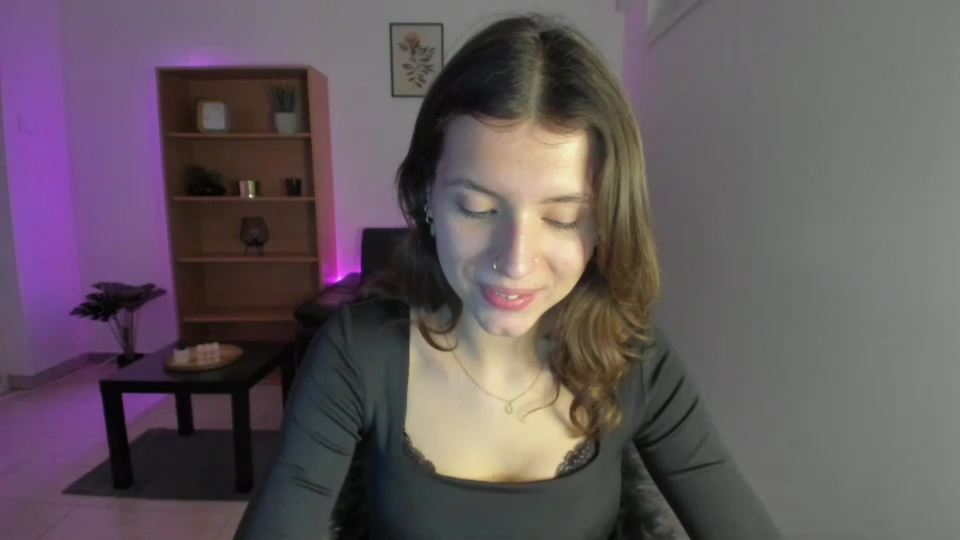 Gallery image thumbnail from SaraJaay18's myfreecams stream on, 12/21/2022, 10:17 image 10 of 20