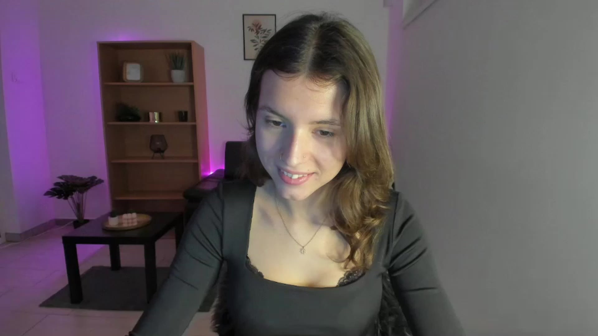 Gallery image thumbnail from SaraJaay18's myfreecams stream on, 12/21/2022, 10:17 image 8 of 20