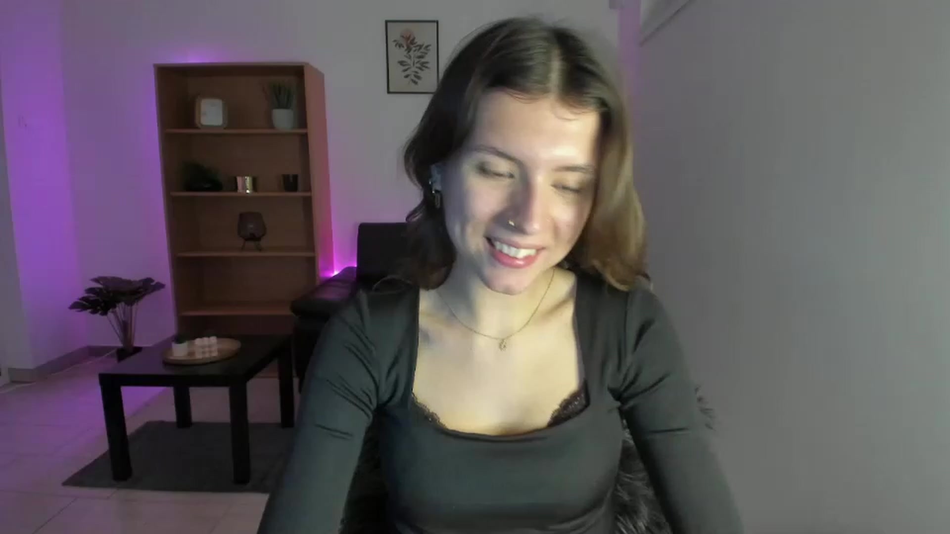 Gallery image thumbnail from SaraJaay18's myfreecams stream on, 12/21/2022, 12:36 image 17 of 20