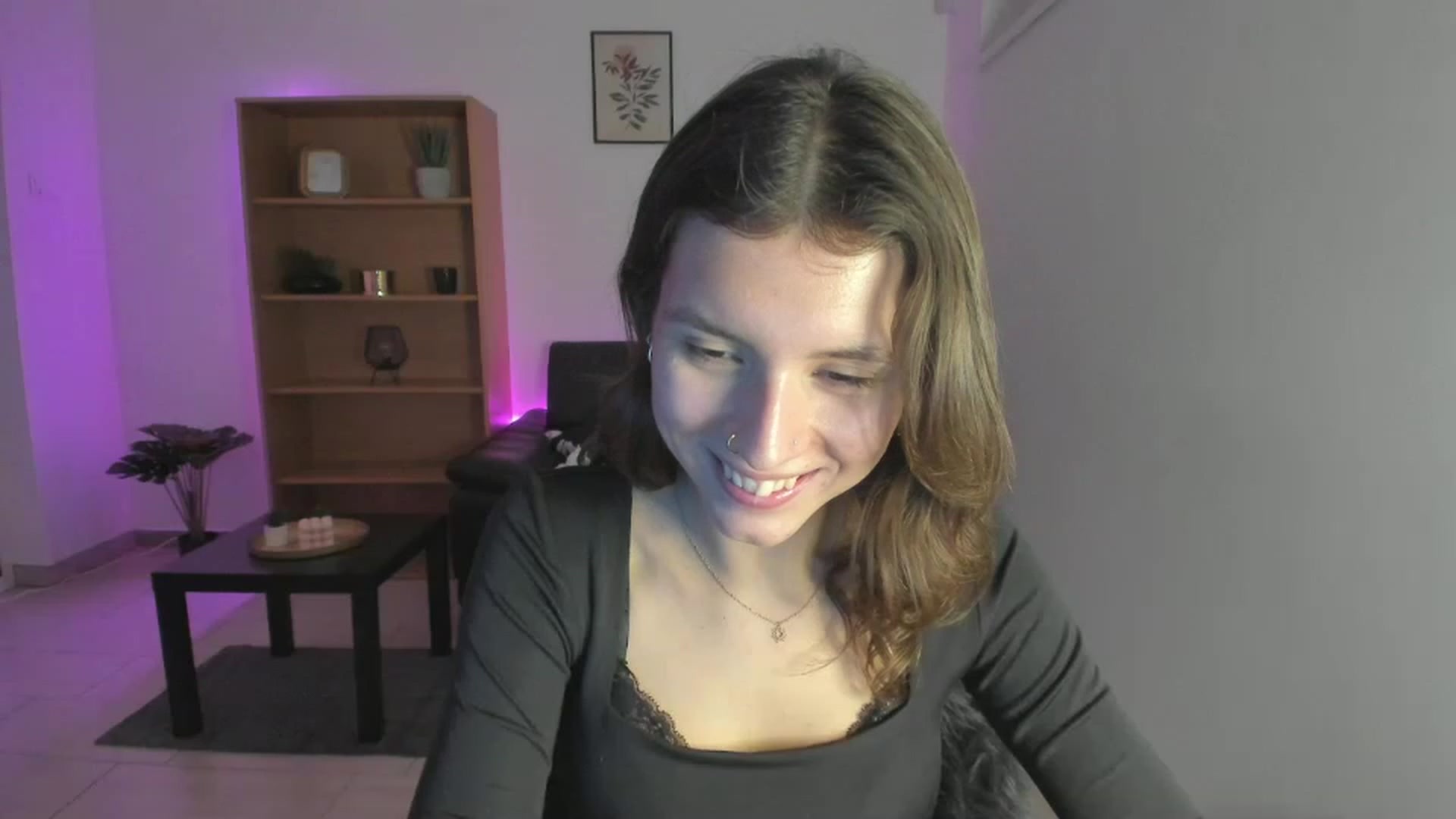 Gallery image thumbnail from SaraJaay18's myfreecams stream on, 12/21/2022, 17:05 image 10 of 20