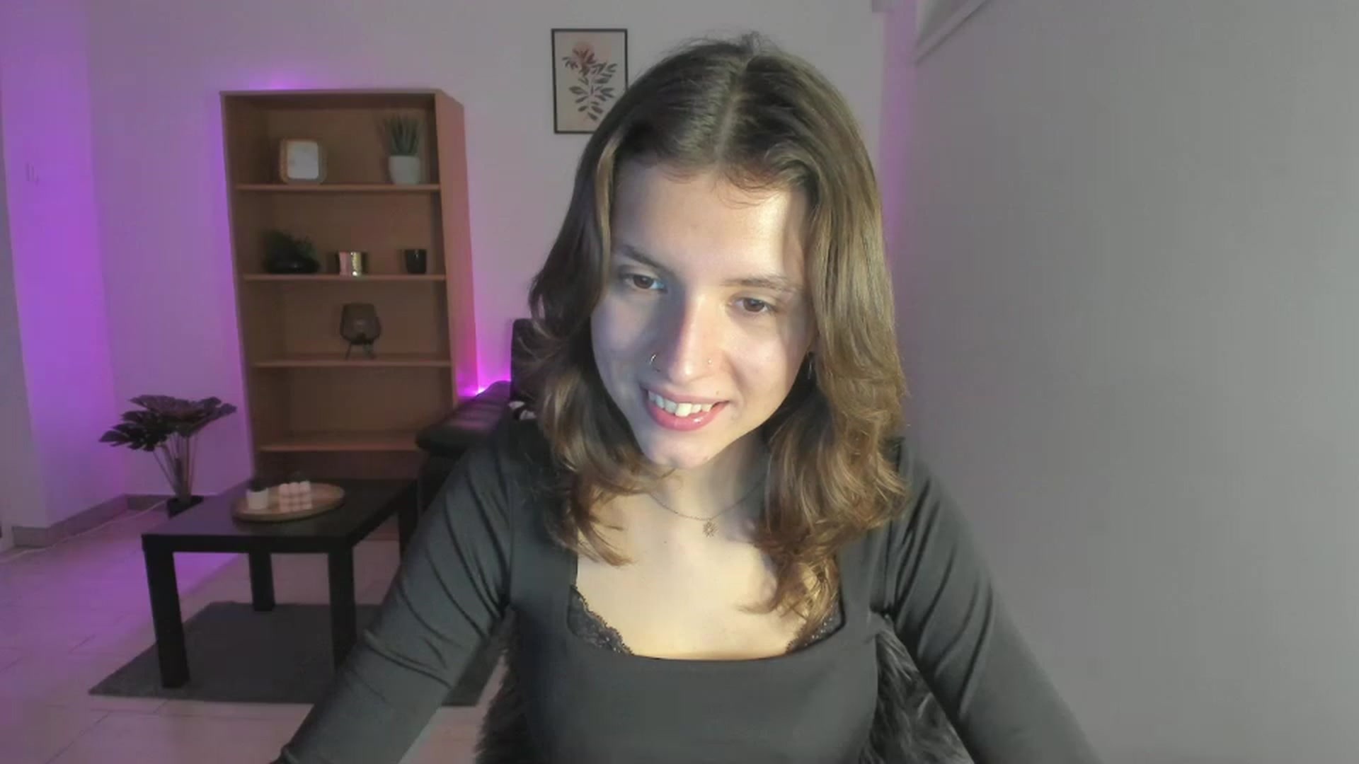 Gallery image thumbnail from SaraJaay18's myfreecams stream on, 12/21/2022, 17:05 image 5 of 20