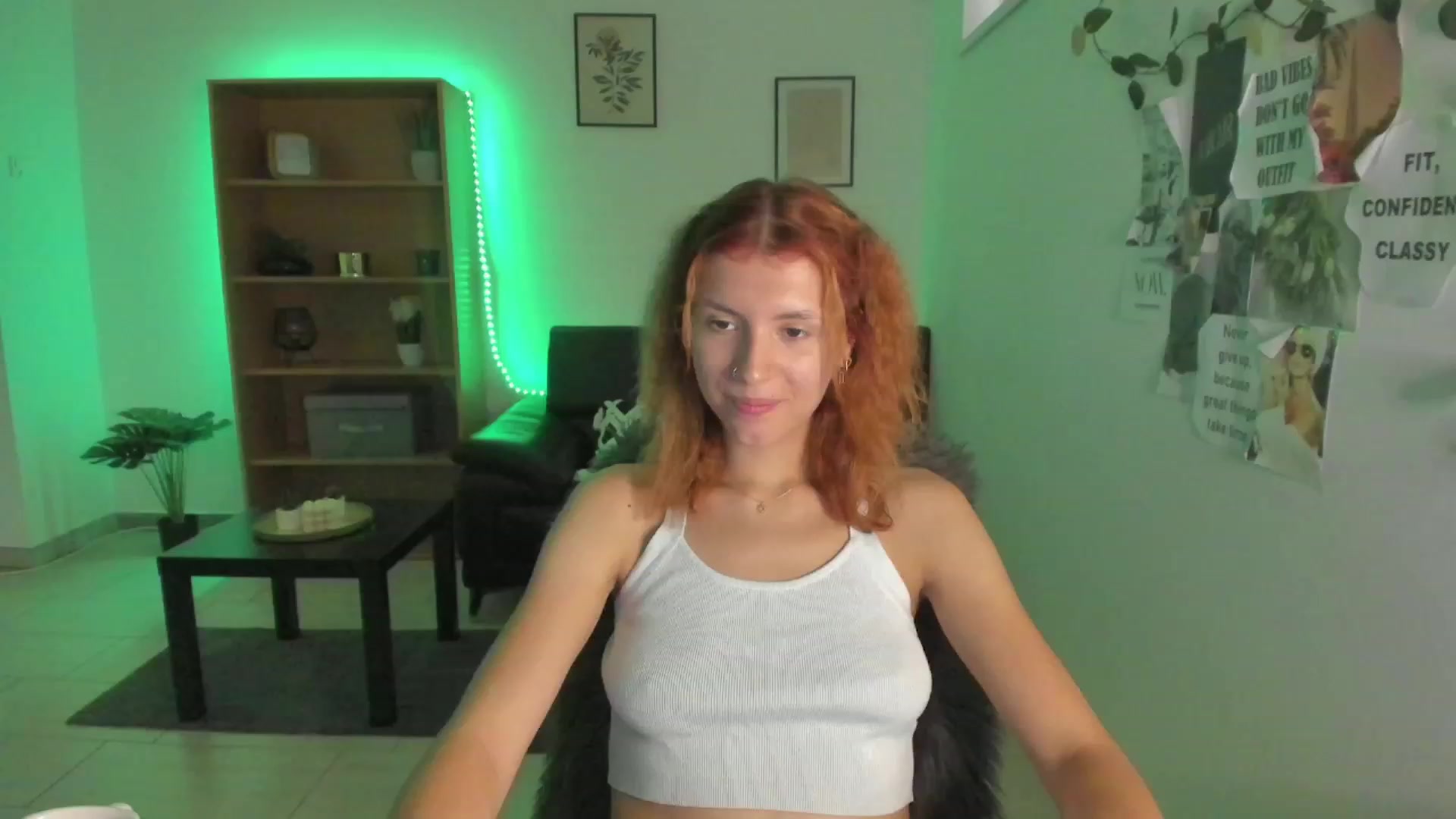 Gallery image thumbnail from SaraJaay18's myfreecams stream on, 08/08/2023, 10:09 image 17 of 20