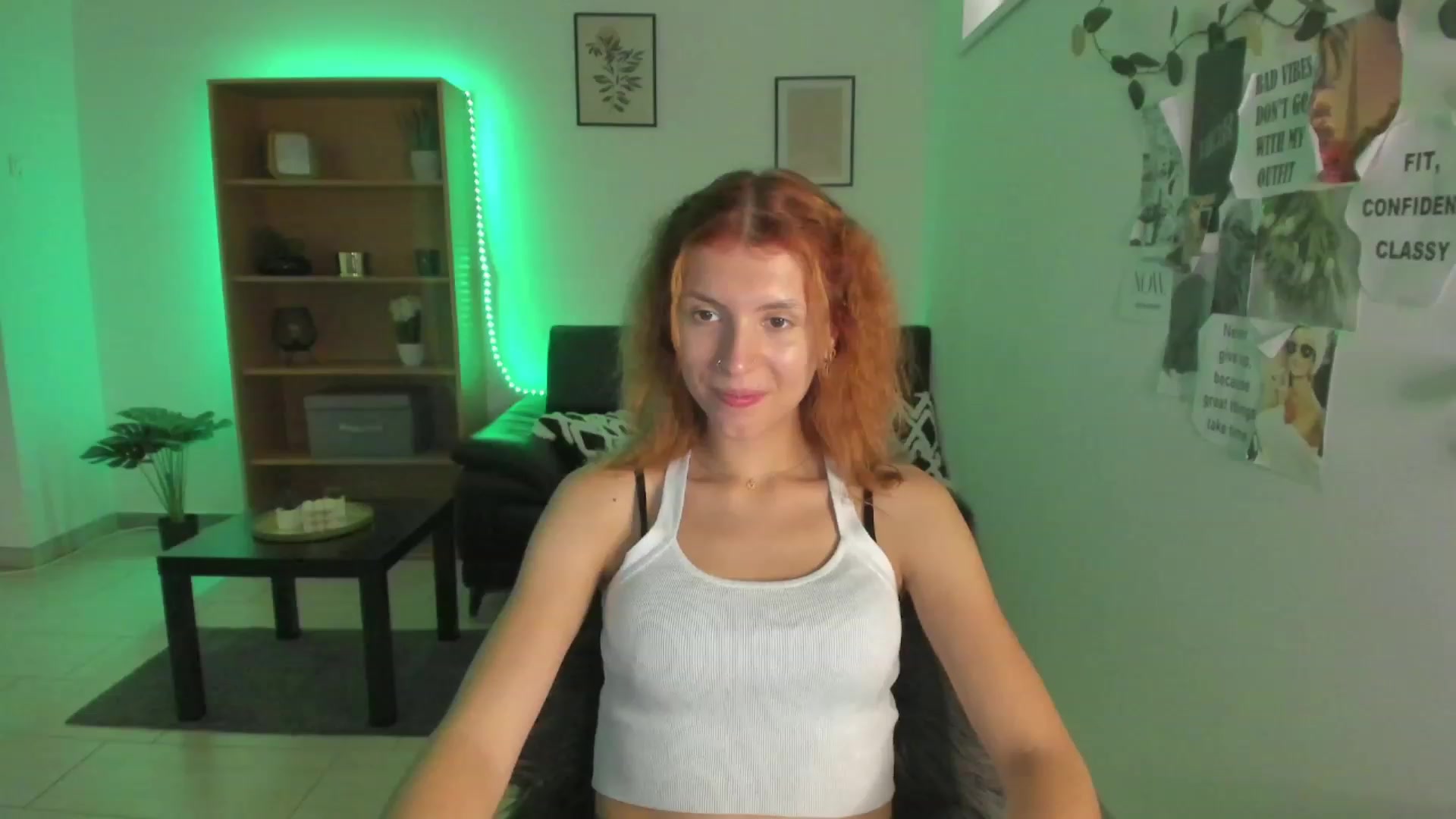 Gallery image thumbnail from SaraJaay18's myfreecams stream on, 08/08/2023, 12:31 image 12 of 20