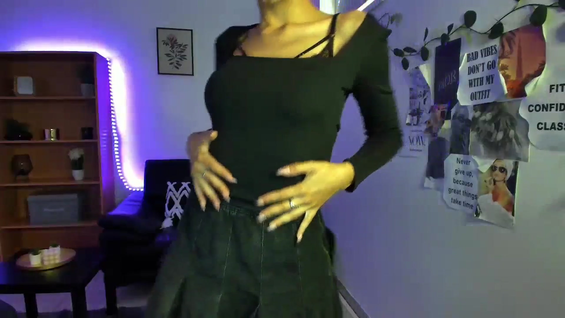 Gallery image thumbnail from SaraJaay18's myfreecams stream on, 09/09/2023, 12:30 image 8 of 20