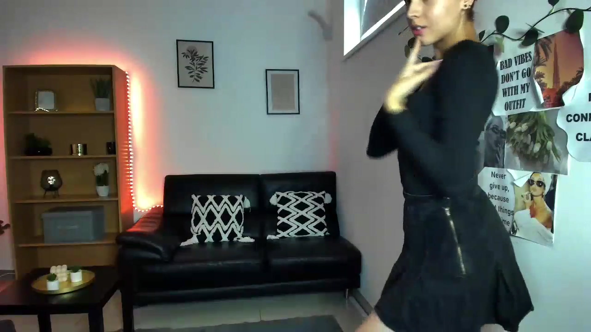 Gallery image thumbnail from SaraJaay18's myfreecams stream on, 09/19/2023, 13:43 image 2 of 20